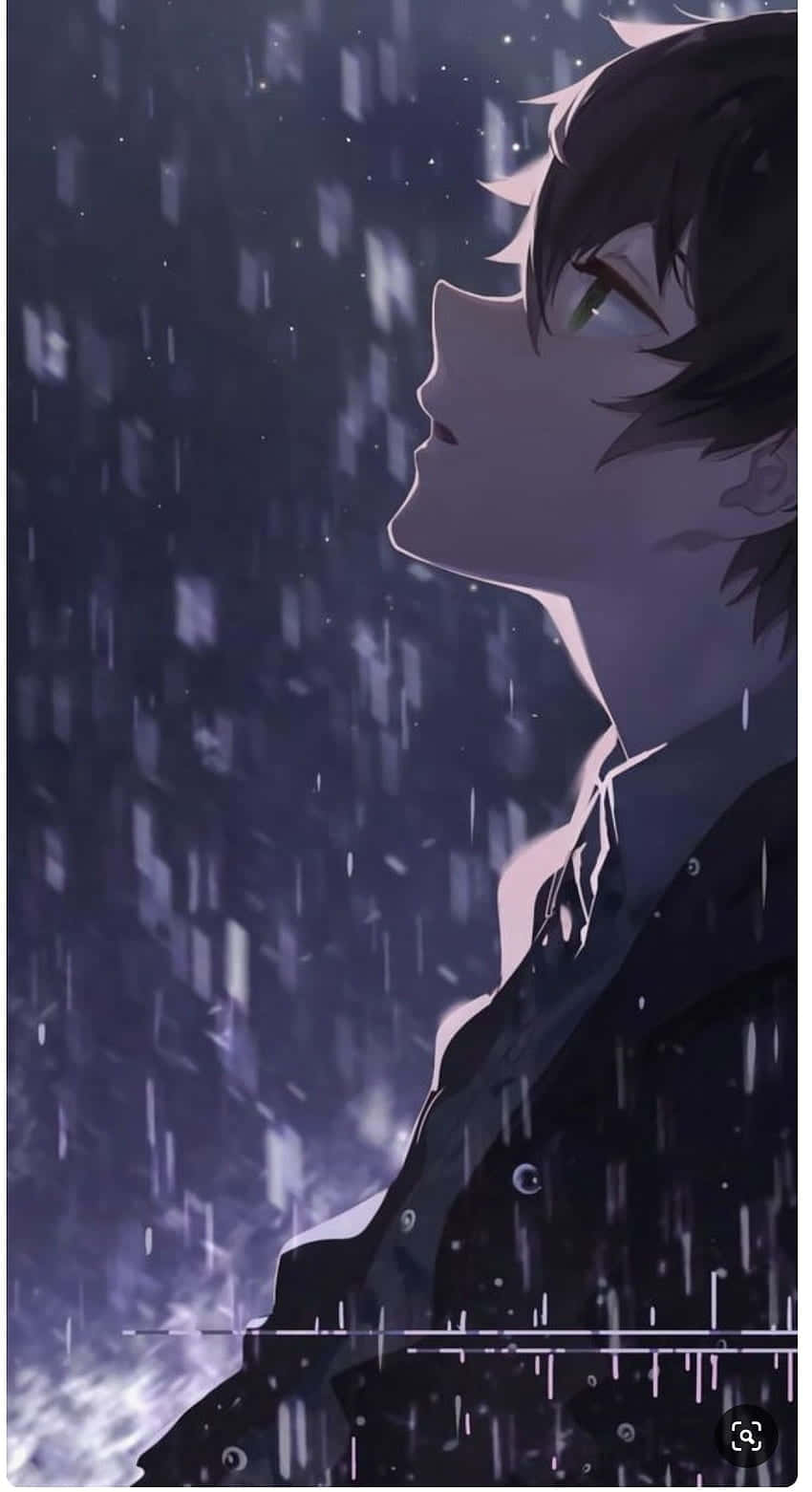 Dark Anime Boy 桌布 壁紙 — 一個年輕的動漫男孩在星空下的雨中向上凝視，眼睛發出綠光。