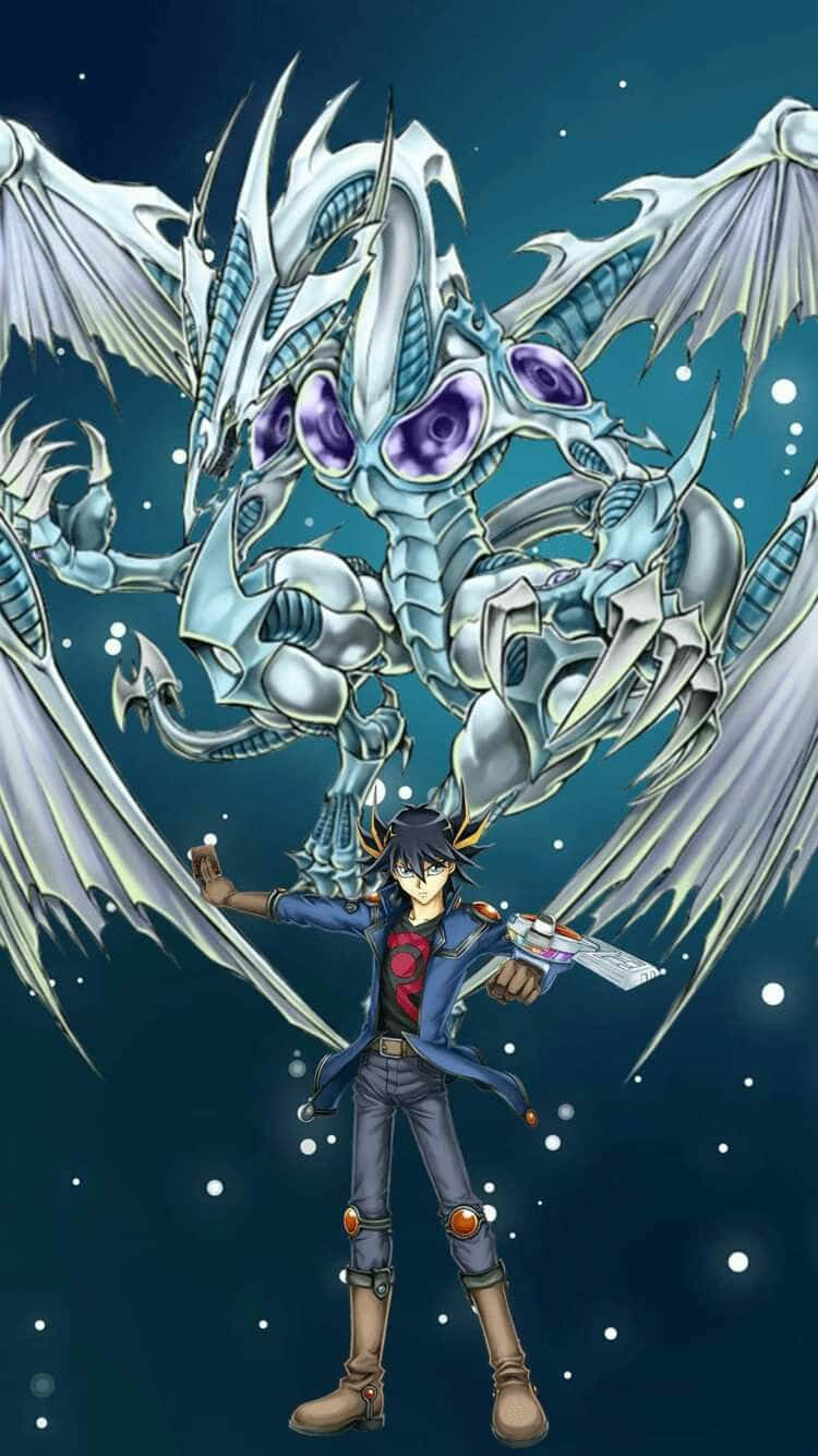 Yusei Fudo 桌布 壁紙 — 一個年輕的動漫男孩自信地站著，揮舞著一張卡片，對抗著一隻擁有紫色眼睛的巨型銀龍，背景是星空夜空。