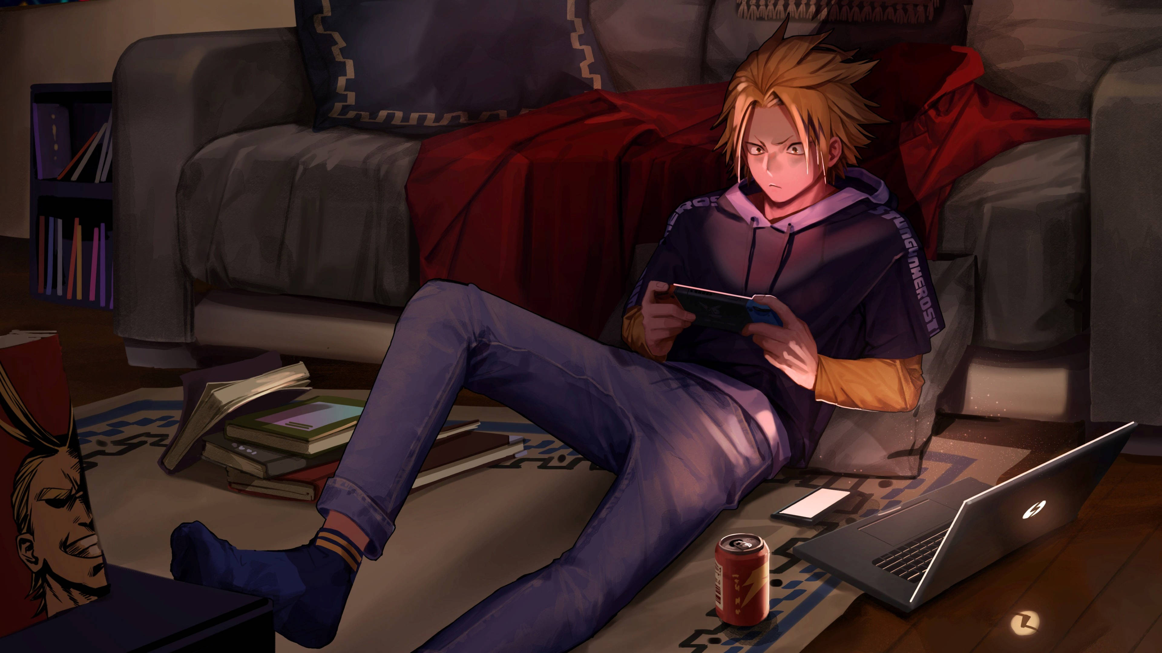 Bakusquad 桌布 壁紙 — 一個年輕的動漫男孩躺在舒適客廳的地毯上，全神貫注地玩著掌上遊戲機，旁邊有筆記型電腦和汽水。