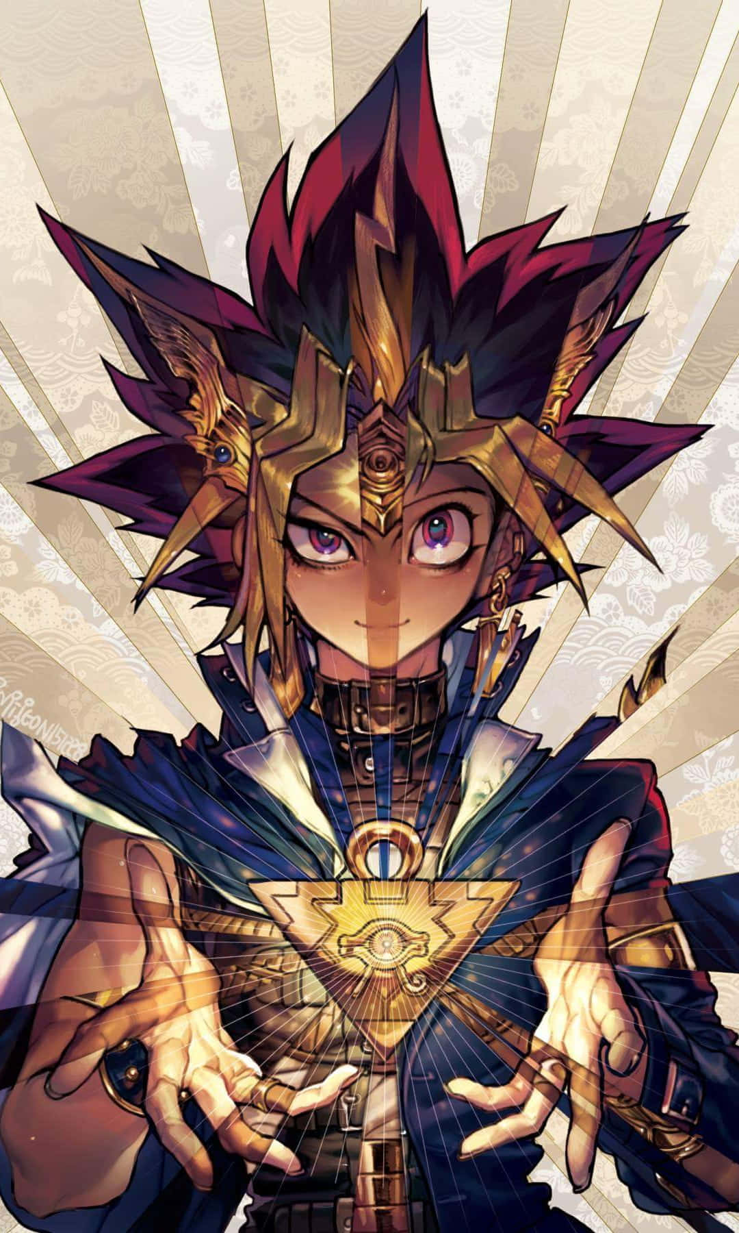 Yugi Muto 桌布 壁紙 — 一個年輕的動漫角色，擁有尖刺的深色頭髮和金色頭飾，手持發光的三角形神器，背景是燦爛的太陽光芒。