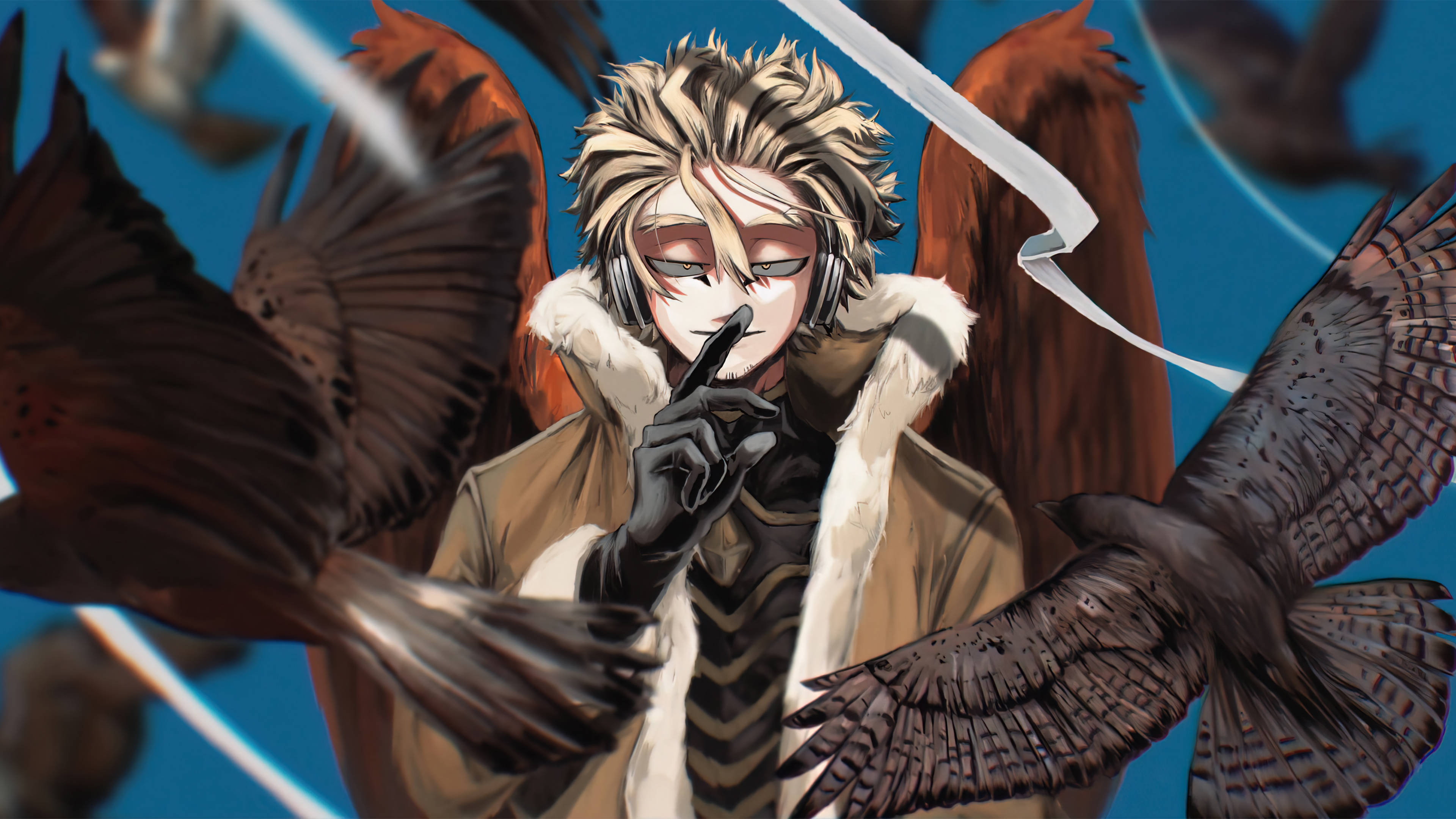 Hawks My Hero Academia 桌布 壁紙 — 一個年輕的動漫角色，擁有尖刺金髮和羽毛翅膀，在鮮豔的藍天下，鳥兒在他周圍飛翔，他平靜地站立著。