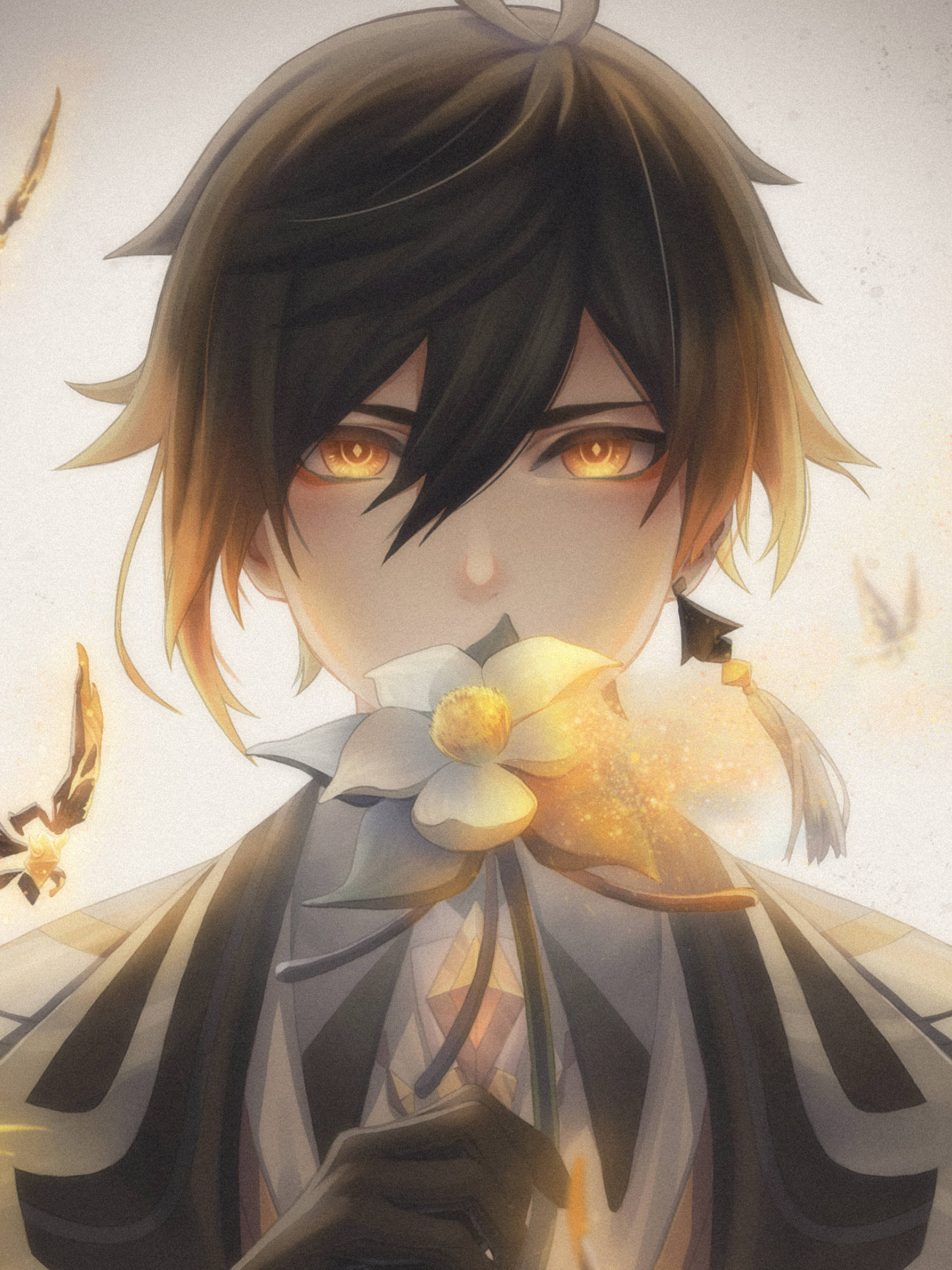 Anime Boy Gaming 桌布 壁紙 — 一個年輕的動漫角色，擁有琥珀色發光的眼睛，手持一朵發光的白色花朵，金色的光芒從中散發出來，背景柔和有紋理。