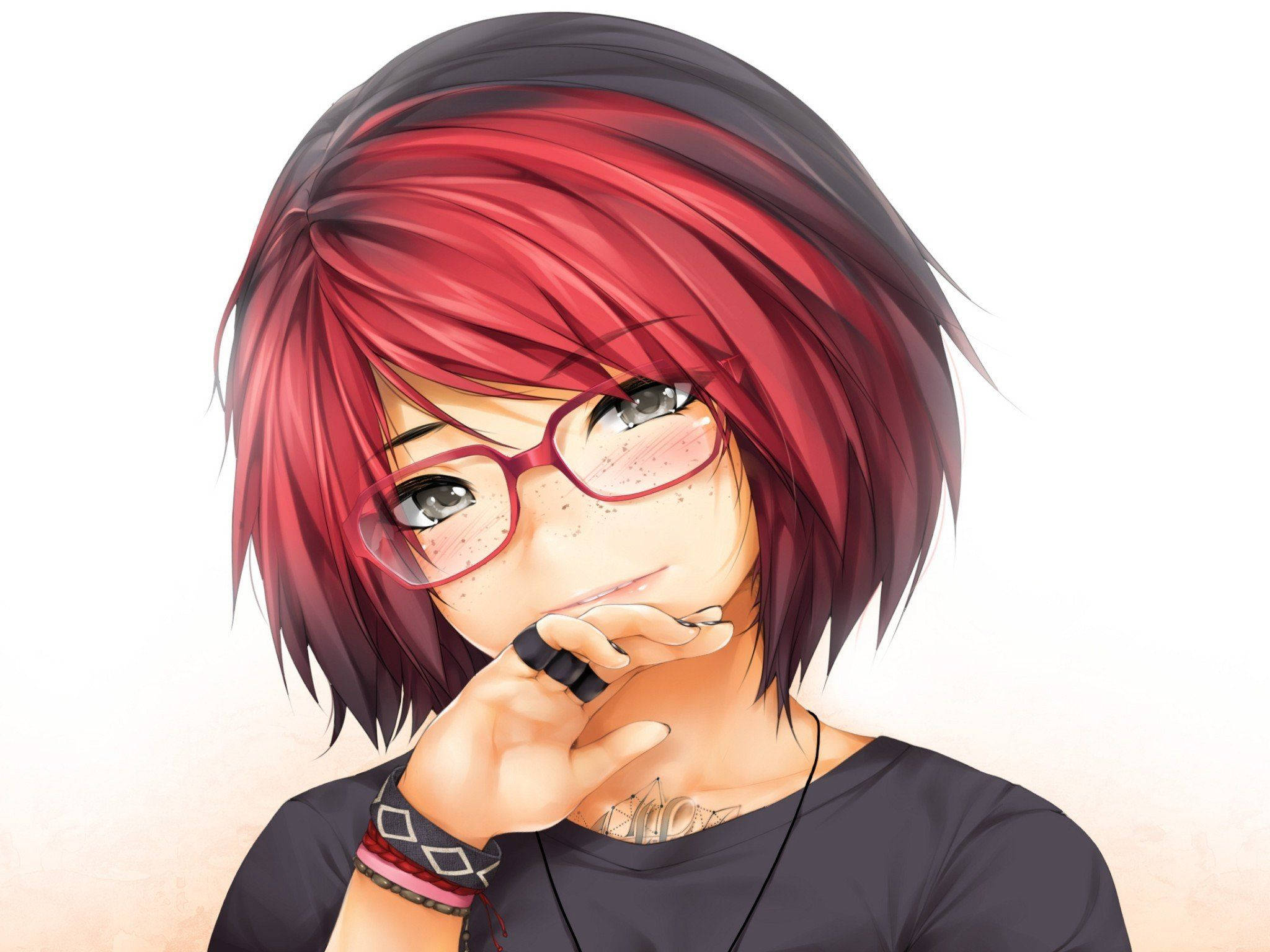 Tomboy Anime Girl 桌布 壁紙 — 一個年輕的動漫角色，擁有鮮豔的紅髮和眼鏡，將下巴擱在手上，散發出一種沉思且略帶調皮的表情。
