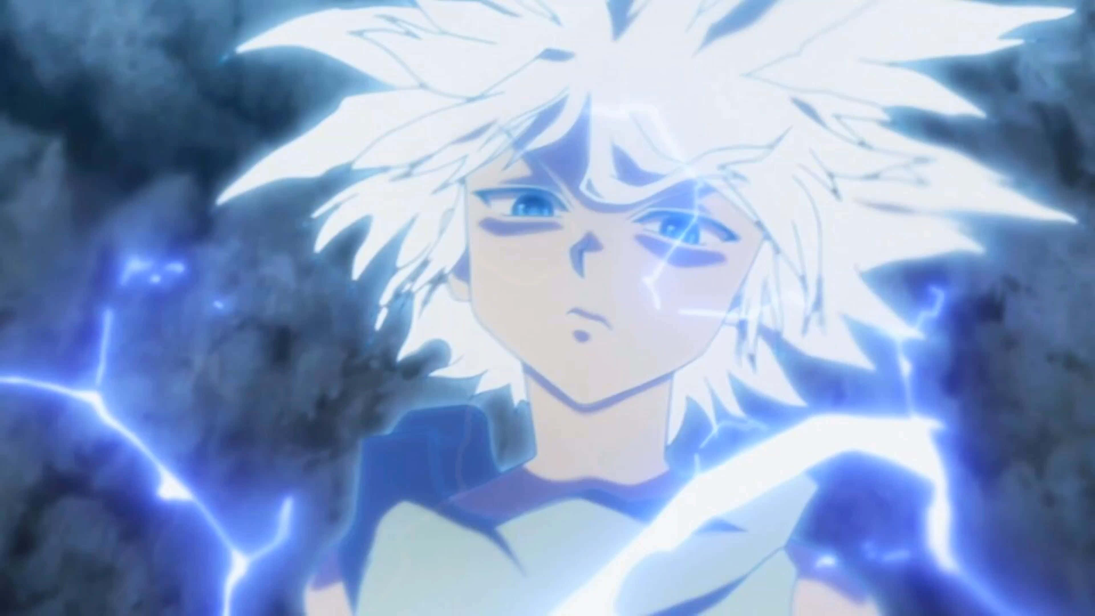 Killua Cute 桌布 壁紙 — 一個年輕的動漫角色，有著尖刺的白髮和藍眼睛，被噼啪作響的藍色閃電包圍，背景是黑暗的暴風雨。