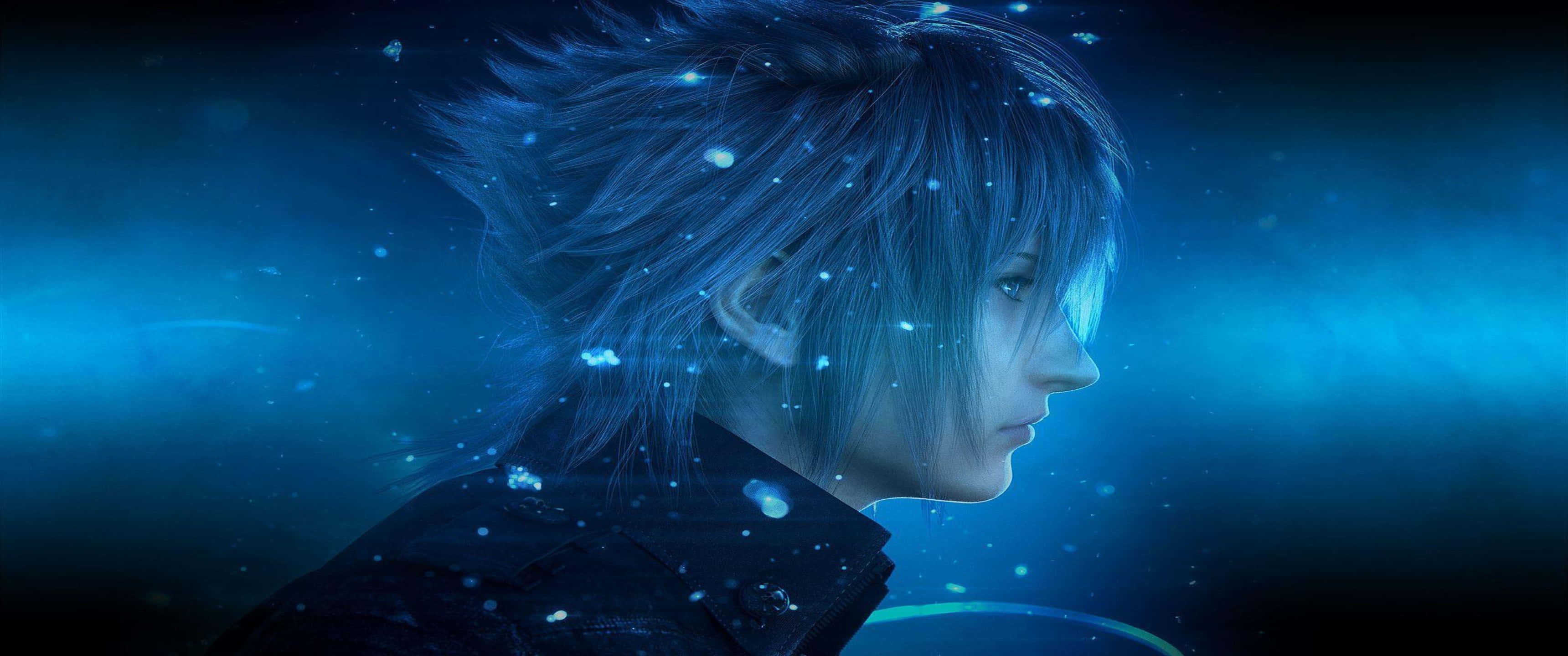 3440x1440p Final Fantasy Xv 桌布 壁紙 — 一個年輕的動漫角色，有著尖刺的藍色頭髮，凝視前方，發光的粒子在深藍色的空靈空間中圍繞著他們旋轉。