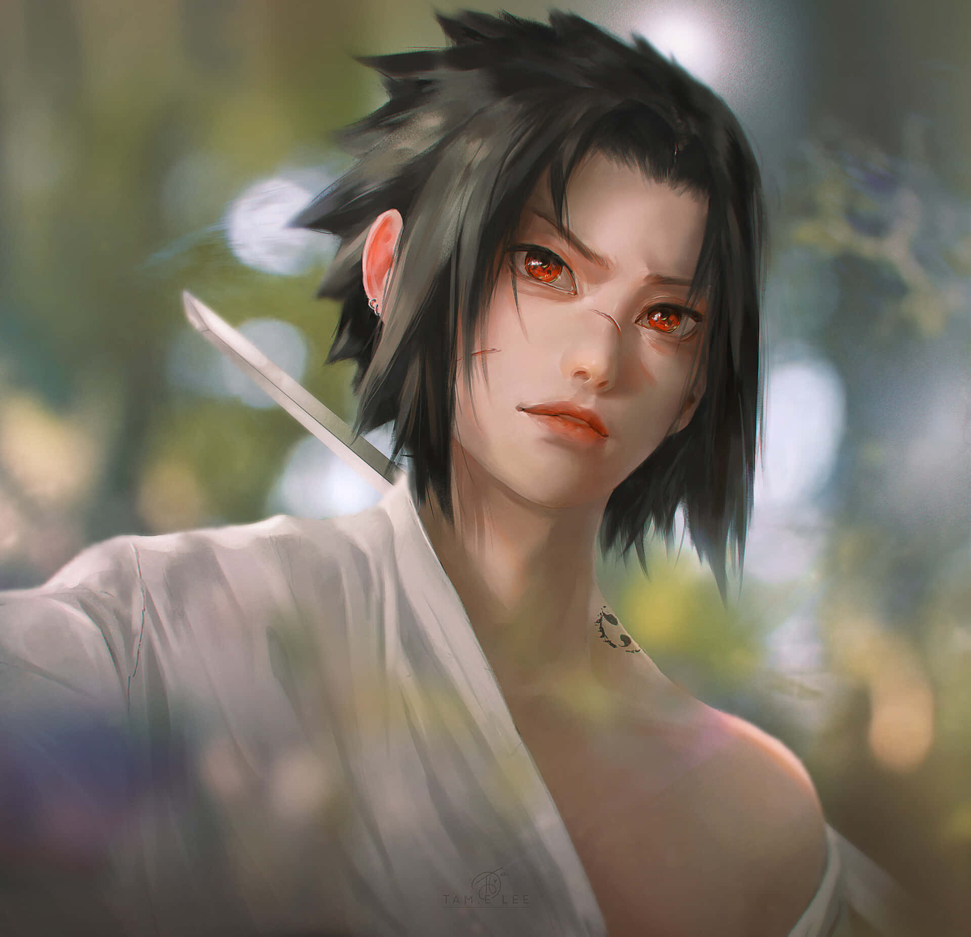 Sasuke 桌布 壁紙 — 一個年輕的動漫角色，有著尖刺的黑髮和發光的紅眼睛，在柔和模糊的森林背景下，專注地凝視著，手持一把劍。