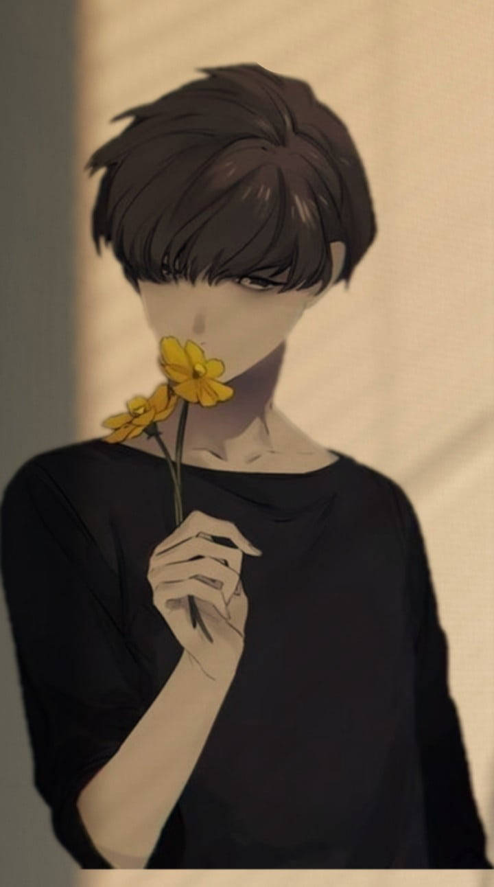 動漫美少年 桌布 壁紙 — 一個年輕的動漫角色，深色頭髮，手持黃色花朵靠近臉龐，背景是柔和的米色。