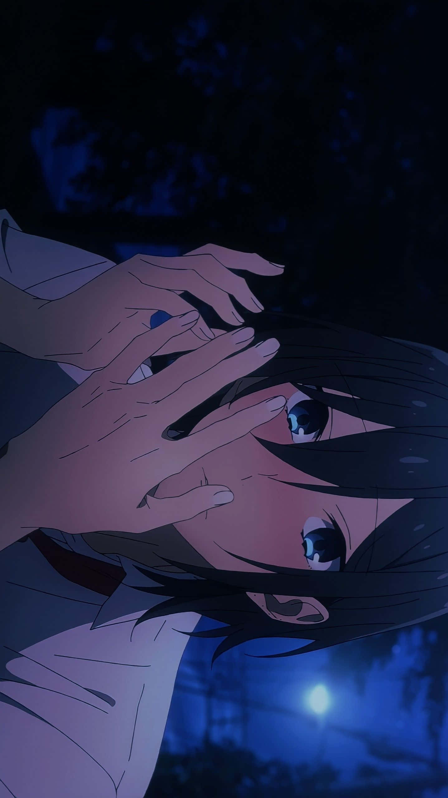 Sad Anime Death 桌布 壁紙 — 一個年輕的動漫角色，深色頭髮和大眼睛，在深藍色夜空背景下，雙手輕輕遮住臉龐向上看。