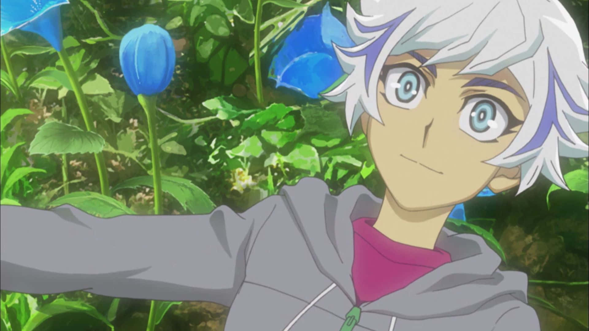 Ryoken Kogami 桌布 壁紙 — 一個年輕的動漫角色，白髮藍眼，站在鮮豔的藍色花朵和茂密的綠色樹葉中微笑。