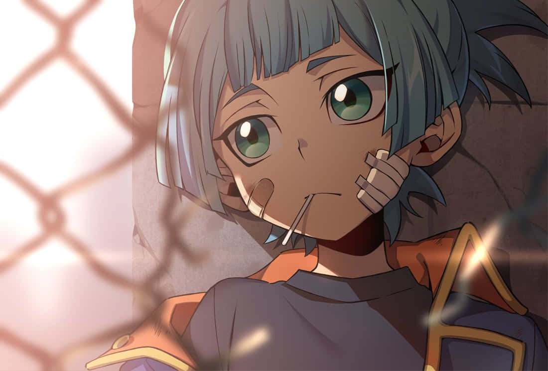 Sora Shiunin 桌布 壁紙 — 一個年輕的動漫角色，藍色頭髮和綠色眼睛，帶著好奇的表情透過鐵絲網窺視。