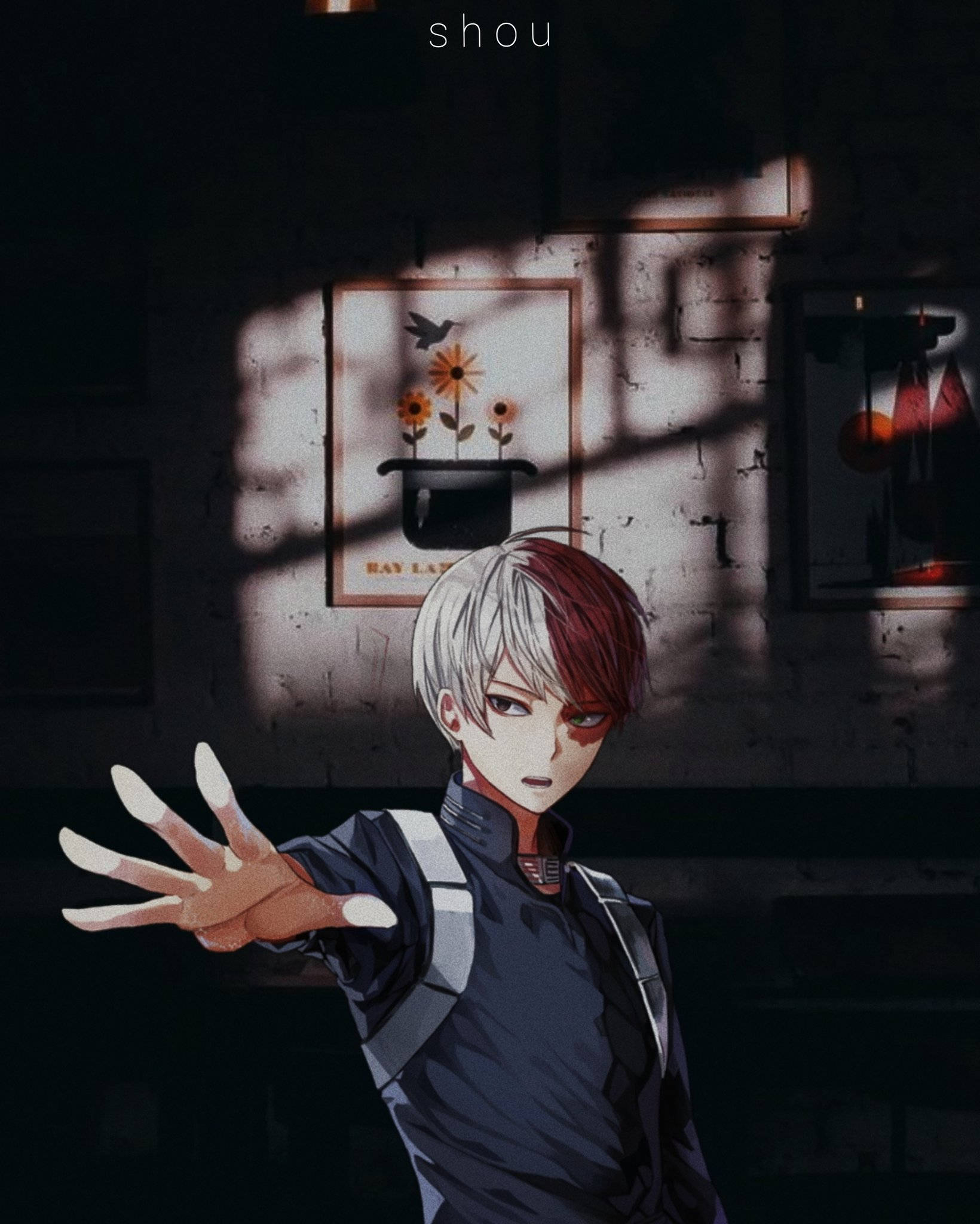 Todoroki Aesthetic 桌布 壁紙 — 一個年輕的動漫角色，頭髮半紅半白，在光線昏暗的房間裡伸出手，陽光在磚牆和帶框的向日葵海報上投下戲劇性的陰影。