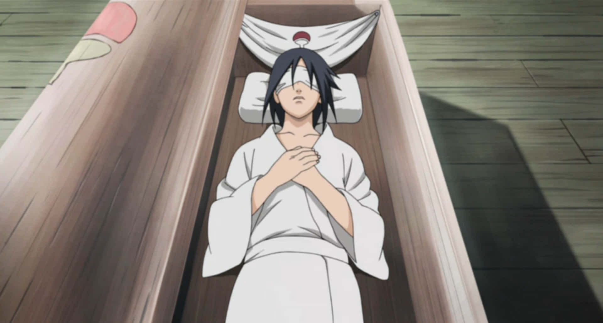Izuna Uchiha 桌布 壁紙 — 一個年輕的動漫角色，黑色頭髮，穿著白色長袍，雙手交疊在胸前，平靜地躺在木製棺材裡。
