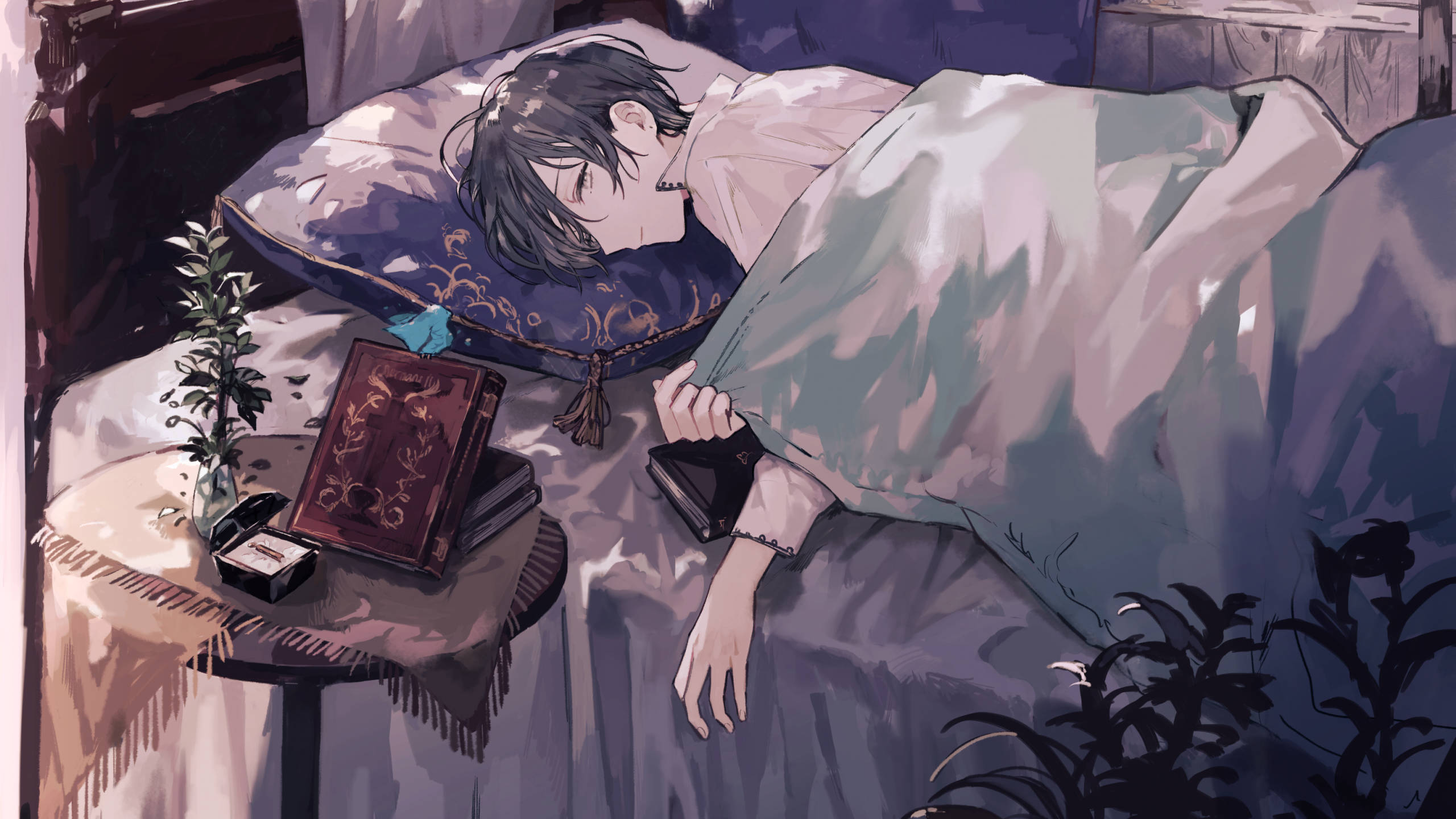 Aesthetic Anime Boy 桌布 壁紙 — 一個年輕的動漫角色在床上柔軟的毯子下安詳地睡覺，床頭櫃上放著一本書和一盆植物。