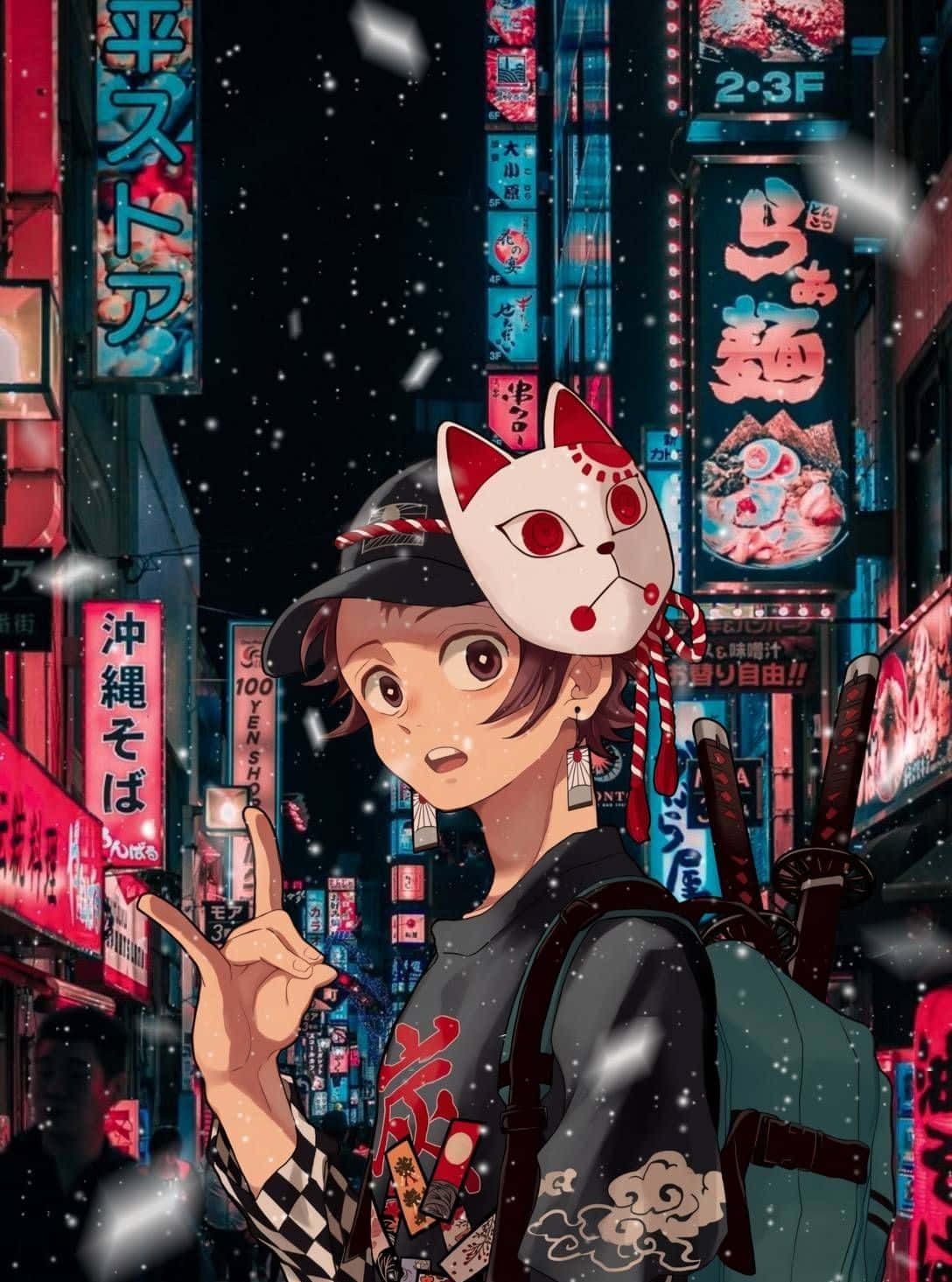 炭治郎 桌布 壁紙 — 一個年輕的動漫角色戴著狐狸面具和背著背包，夜晚站在積雪、霓虹燈閃爍的日本城市街道上。