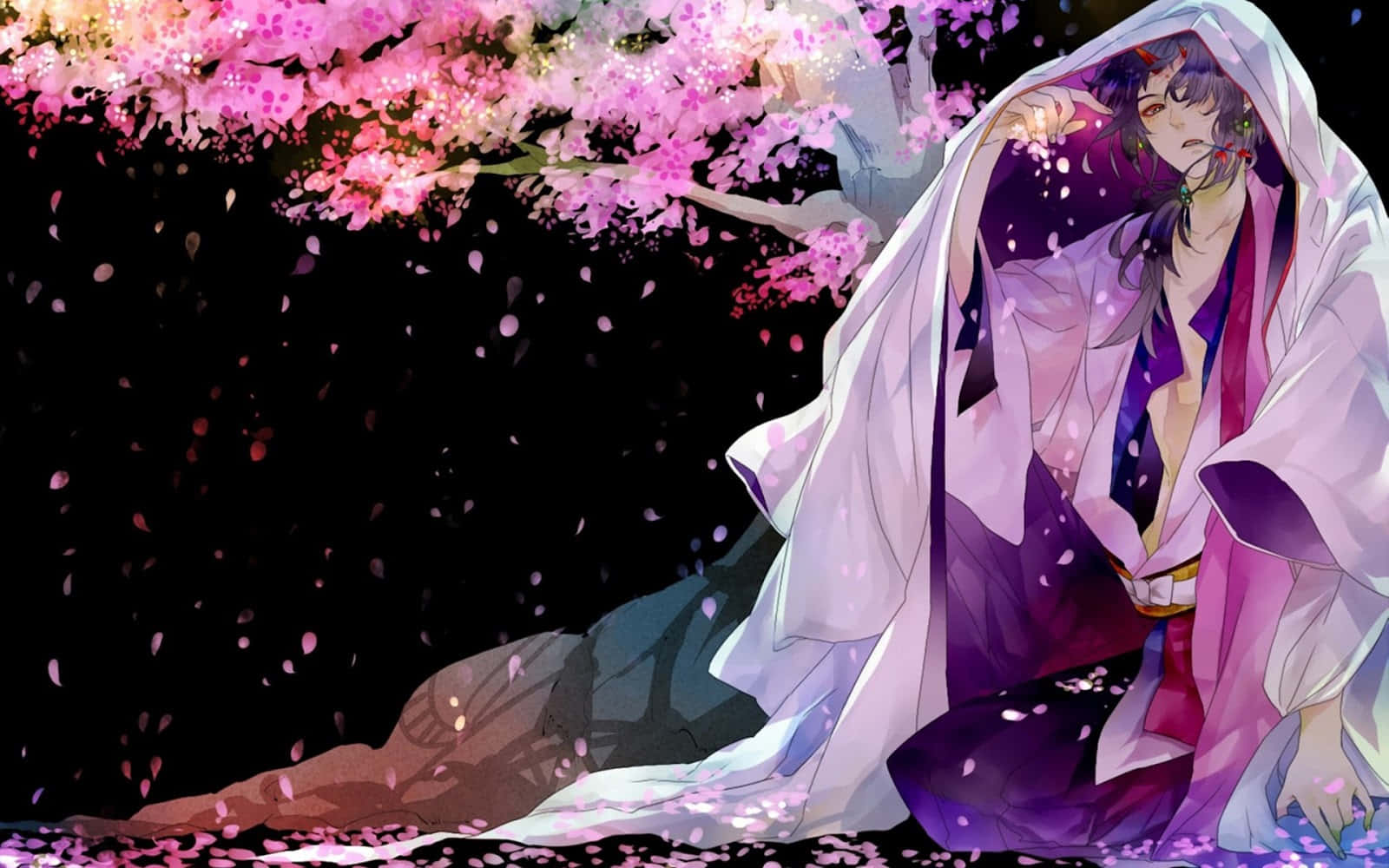 Cherry Blossoms Anime Scenery 桌布 壁紙 — 一個年輕的動漫角色穿著飄逸的白色長袍，跪在夜晚盛開的粉紅色櫻花樹下，花瓣飄落。