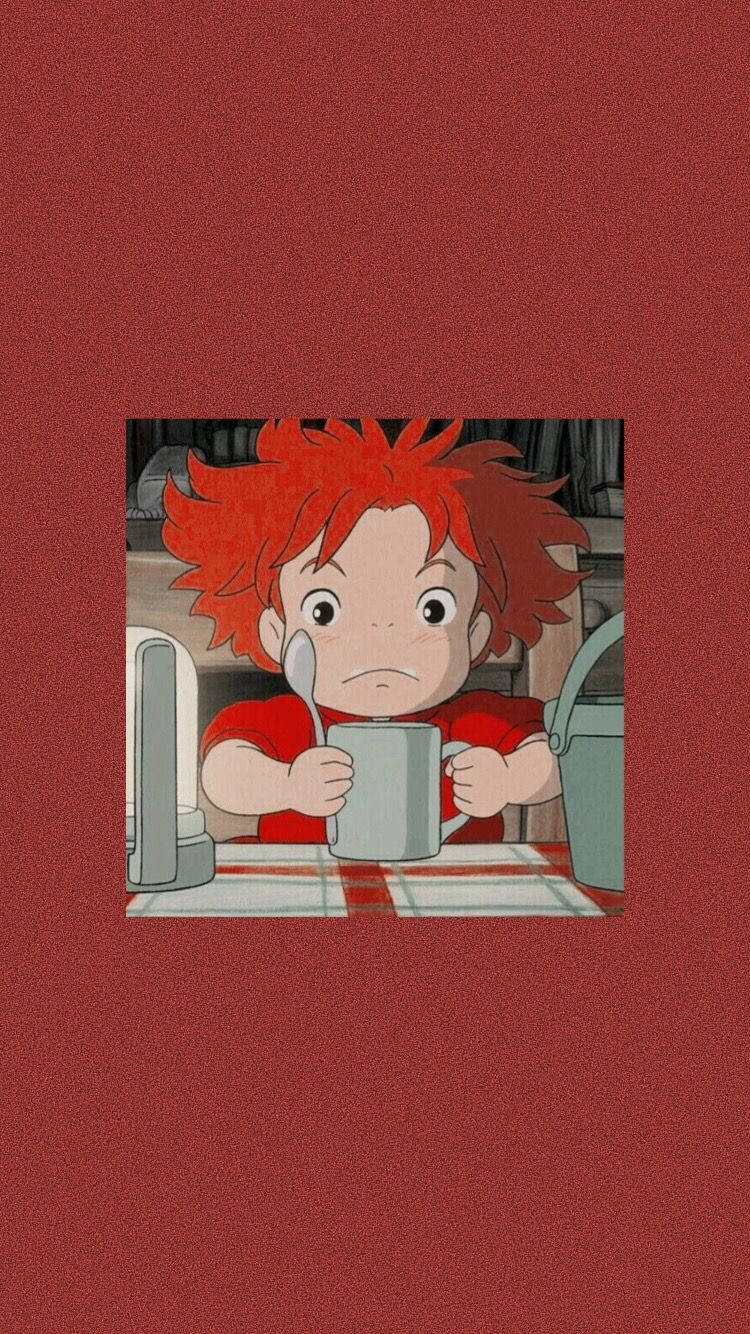 Ponyo 桌布 壁紙 — 一個年輕的動畫女孩，有著火紅的頭髮，在格子桌旁拿著勺子和杯子，表情沮喪。