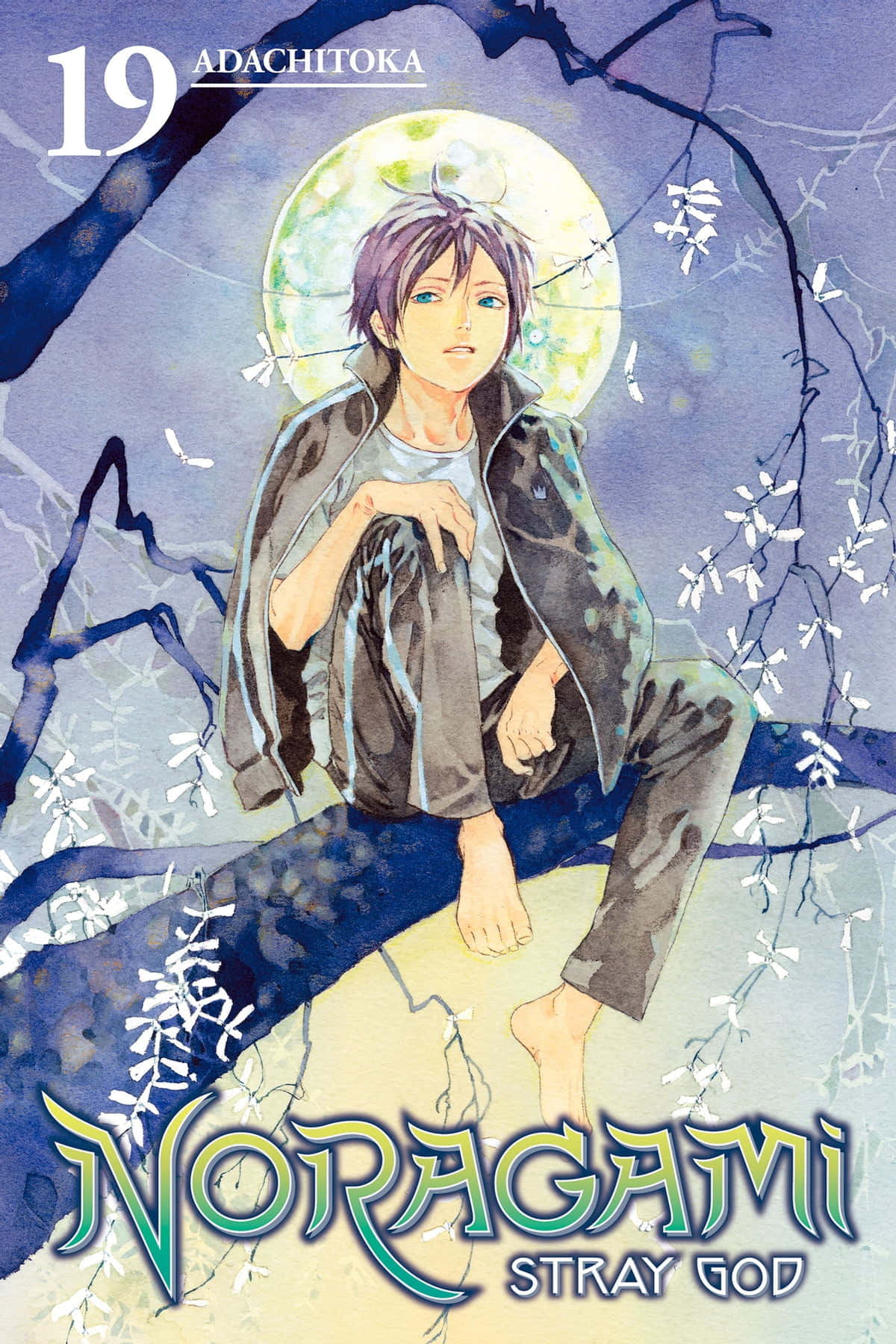Noragami 桌布 壁紙 — 一個年輕的動畫男孩，紫色頭髮，赤腳坐在樹枝上，在發光的月亮下，周圍是白色的花朵。