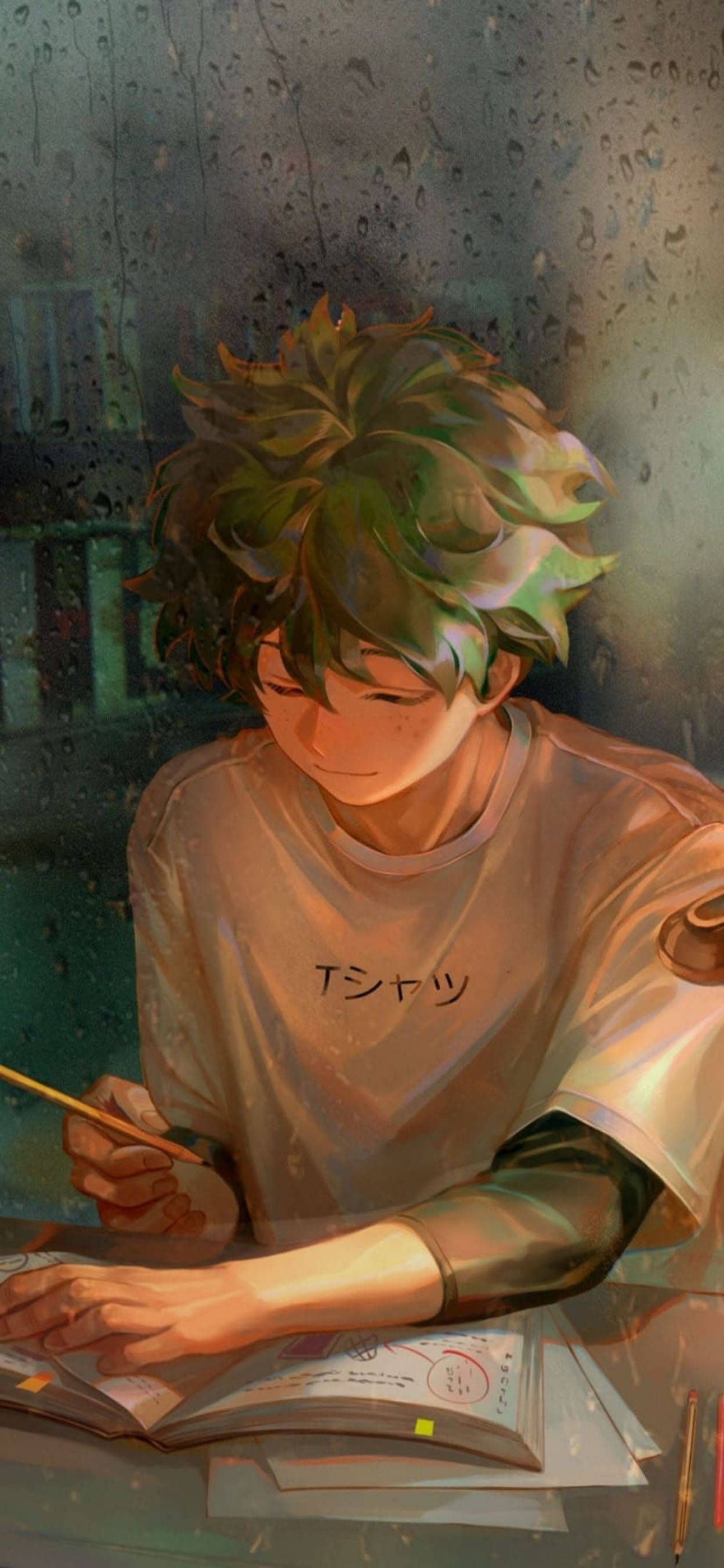美少年動態圖 桌布 壁紙 — 一個年輕的動畫男孩，綠色頭髮，在夜晚靠著被雨水打濕的窗戶學習，溫暖的光線照在他專注的臉上。