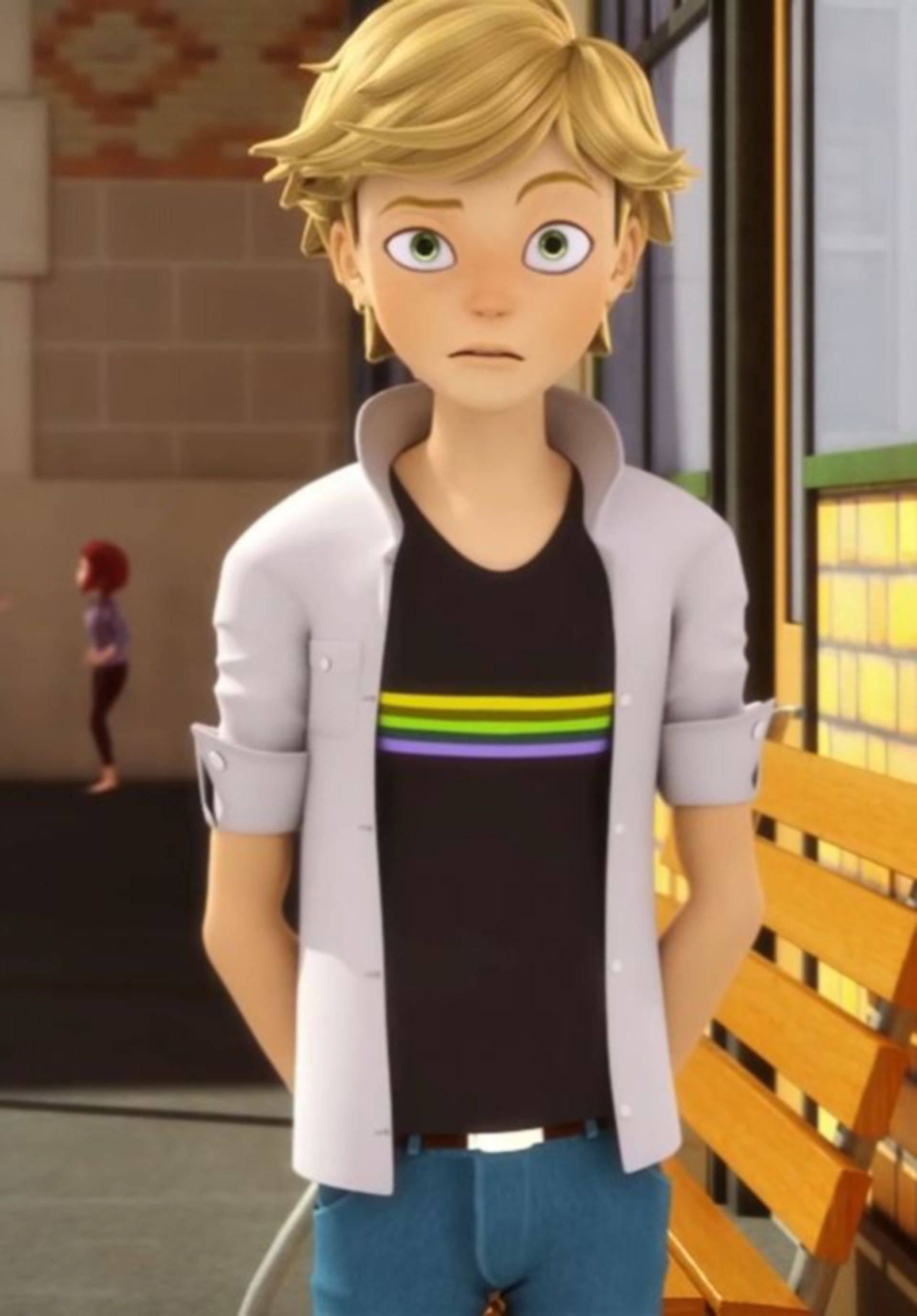 Adrien 桌布 壁紙 — 一個年輕的動畫男孩，金髮綠眼，站在學校走廊，穿著白色襯衫，內搭黑色彩虹條紋背心。