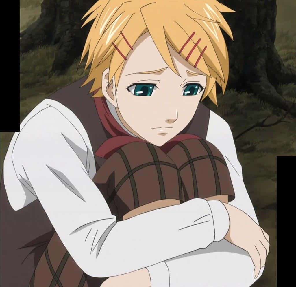 Finnian 桌布 壁紙 — 一個年輕的動畫男孩，金髮藍眼，在森林中緊緊抱住自己，看起來悲傷且脆弱。