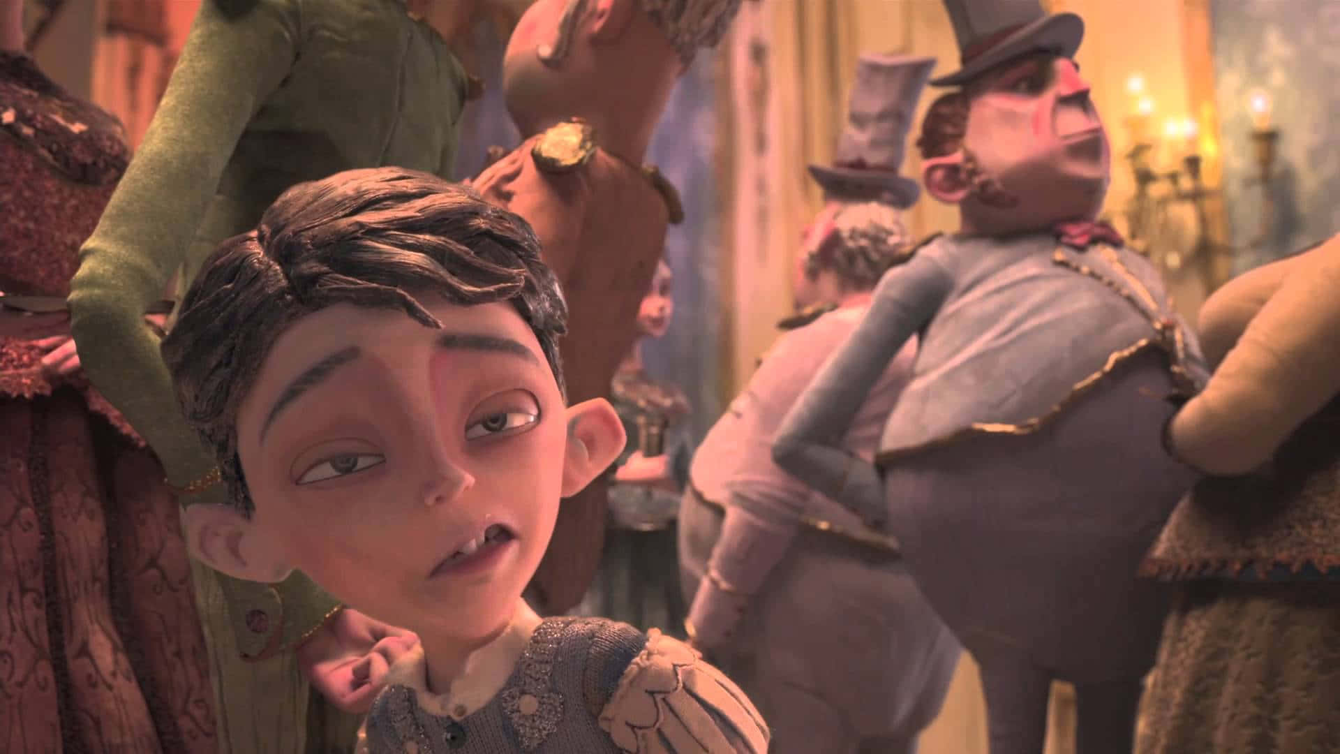 Animated 桌布 壁紙 — 一個年輕的動畫男孩睜大眼睛，在溫暖燈光下、擠滿怪異賓客的維多利亞時代舞廳中向上凝視。