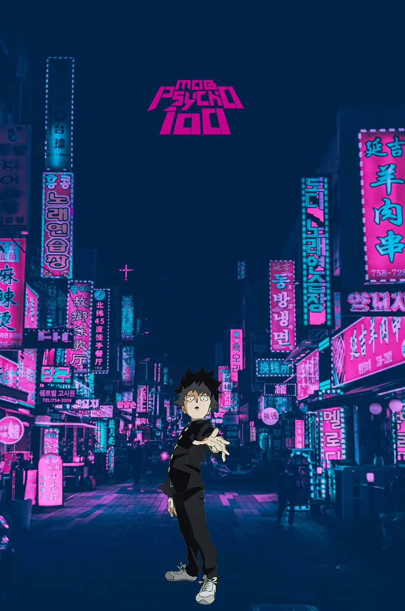 動漫 桌布 壁紙 — 一個年輕的動畫男孩站在夜晚霓虹燈照亮的城市小巷中，周圍是發光的粉紅色和藍色標誌。