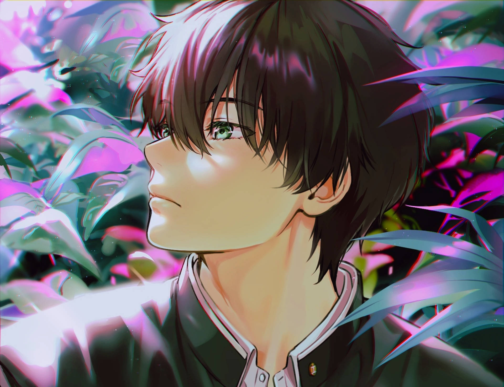 Oreki Houtarou 桌布 壁紙 — 一個年輕的動畫男性，擁有綠色眼睛和深色頭髮，在發光的粉紅色和藍綠色樹葉中若有所思地凝視。