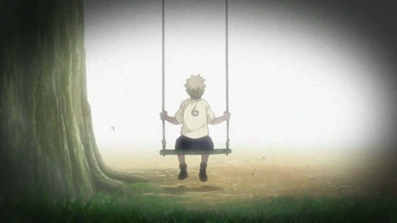 Naruto Swing 桌布 壁紙 — 一個年輕的男孩，頭髮豎起，獨自坐在一棵大樹上掛著的鞦韆上，身處迷霧森林的空地。