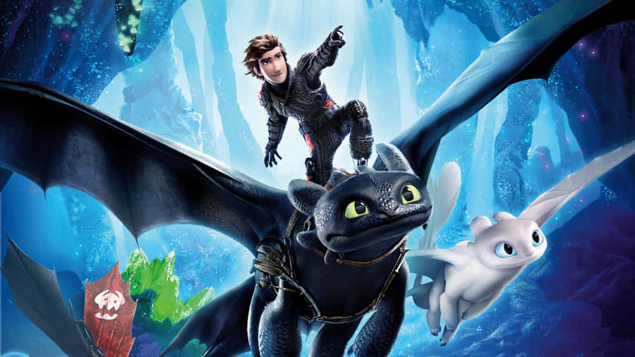 How To Train Your Dragon 4K 桌布 壁紙 — 一個年輕的維京人騎著一條黑龍穿過發光的藍色洞穴，一條白龍在他們旁邊飛翔。