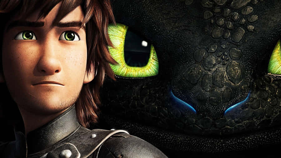 How To Train Your Dragon 4K 桌布 壁紙 — 一個年輕的維京男孩專注地凝視著旁邊一隻巨大的黑龍，牠有著發光的綠色眼睛和紋理分明的鱗片。