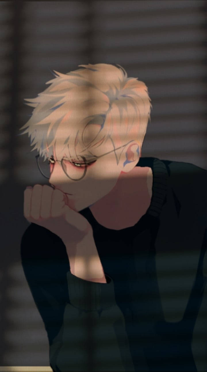 Aesthetic Anime Boy 桌布 壁紙 — 一個年輕的金髮動漫男孩戴著眼鏡，在百葉窗投下陰影的昏暗房間裡，將下巴擱在拳頭上。