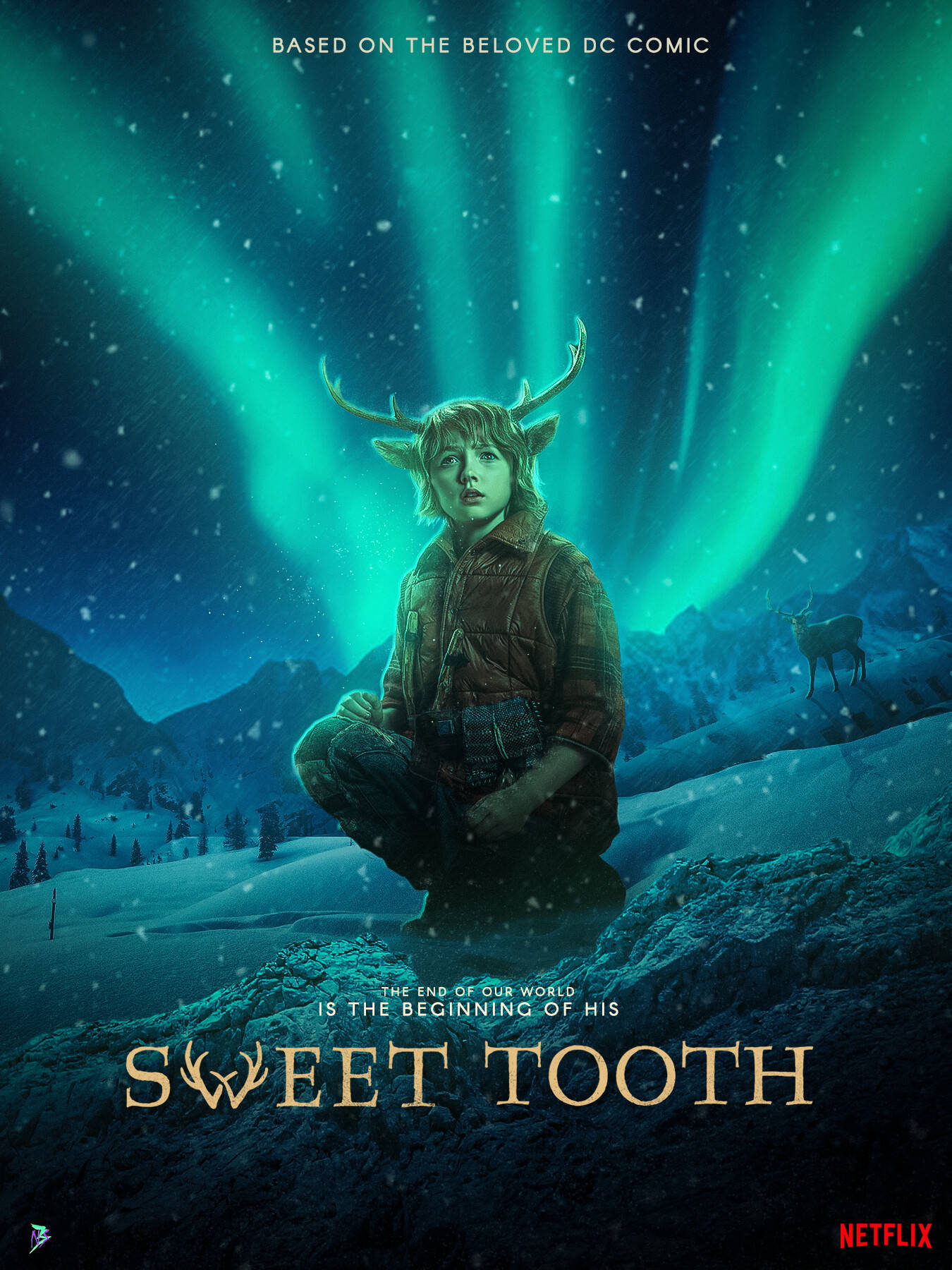 Tooth 桌布 壁紙 — 一個年輕的鹿頭男孩蹲在白雪覆蓋的山地景觀中，頭頂是充滿活力的綠色極光，遠處有一隻孤獨的鹿。