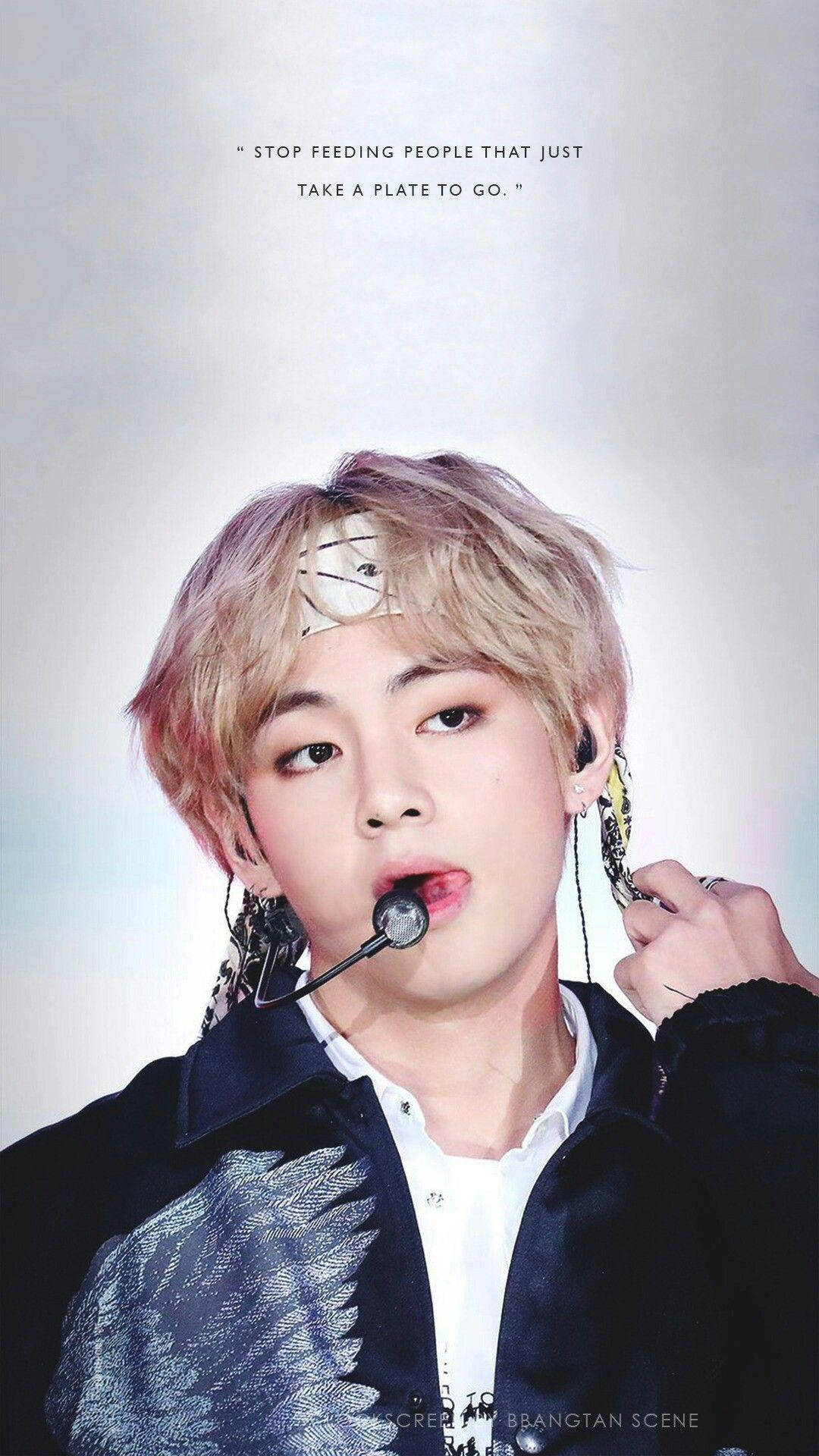 Taehyung Cute 桌布 壁紙 — 一個年輕金髮男子穿著羽毛外套對著麥克風唱歌的特寫，背景是柔和的灰色。