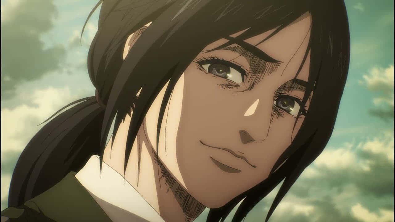 Pieck Finger 桌布 壁紙 — 一個年輕黑髮女子在陰天背景下微笑的特寫動畫肖像。