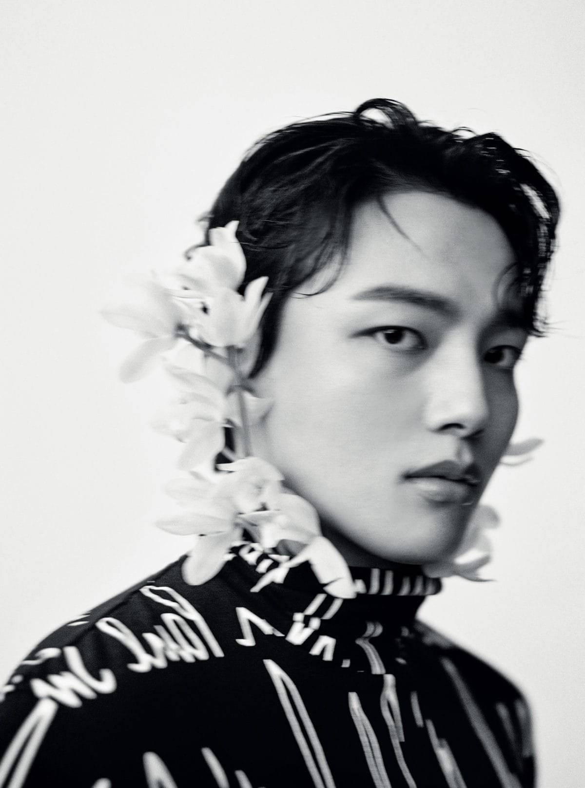 Jin 桌布 壁紙 — 一個年輕黑髮男子的黑白肖像，肩上披著花環，背景簡潔。