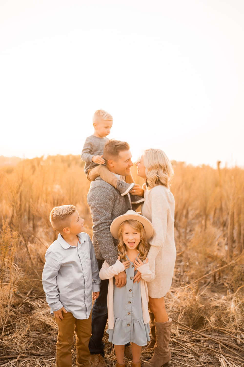 Family 桌布 壁紙 — 一個幸福的五口之家在日落時分的金色田野中，在溫暖的逆光下一起擺姿勢。