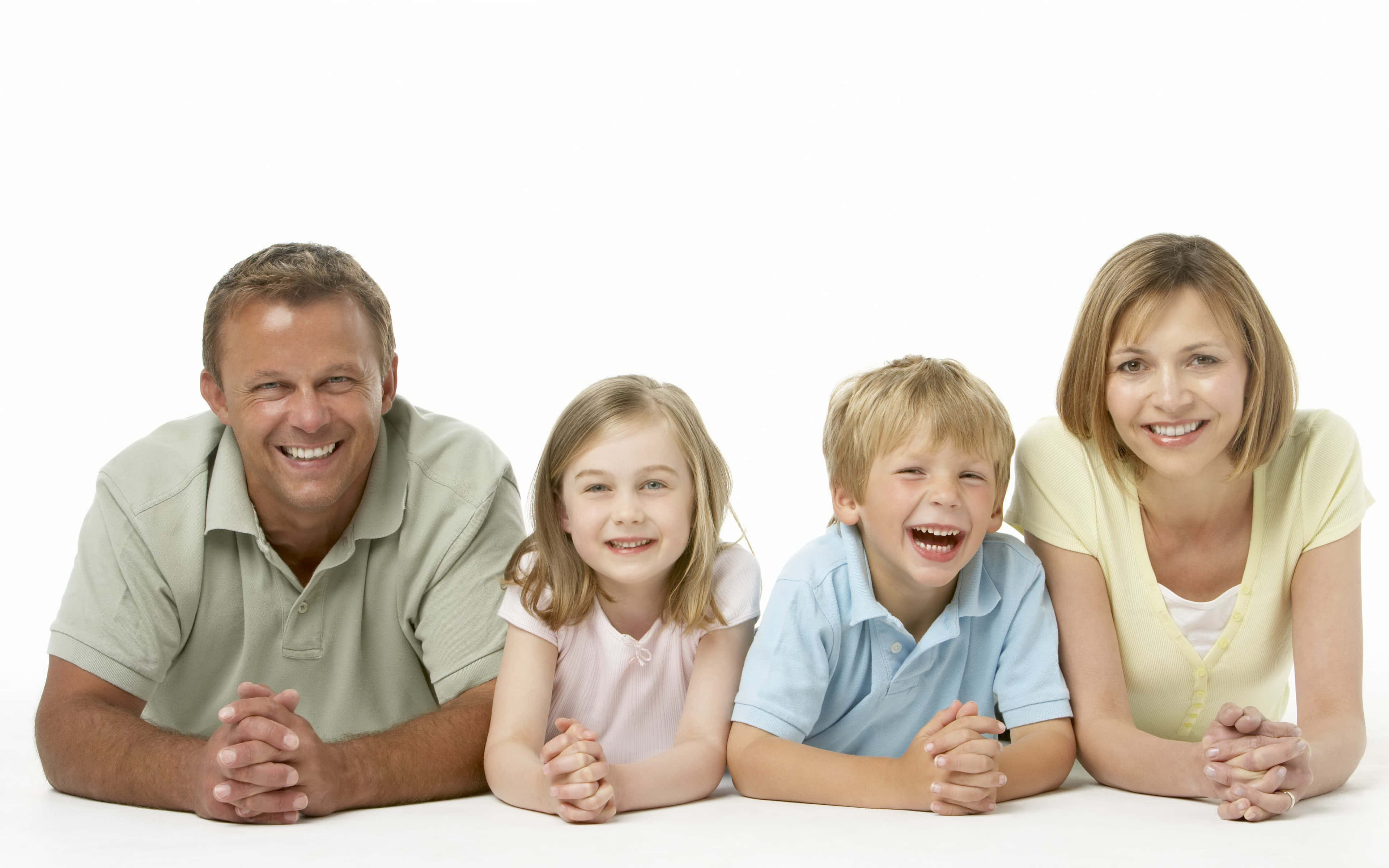 Family 桌布 壁紙 — 一個幸福的四口之家趴在純白背景上，露出燦爛的笑容。