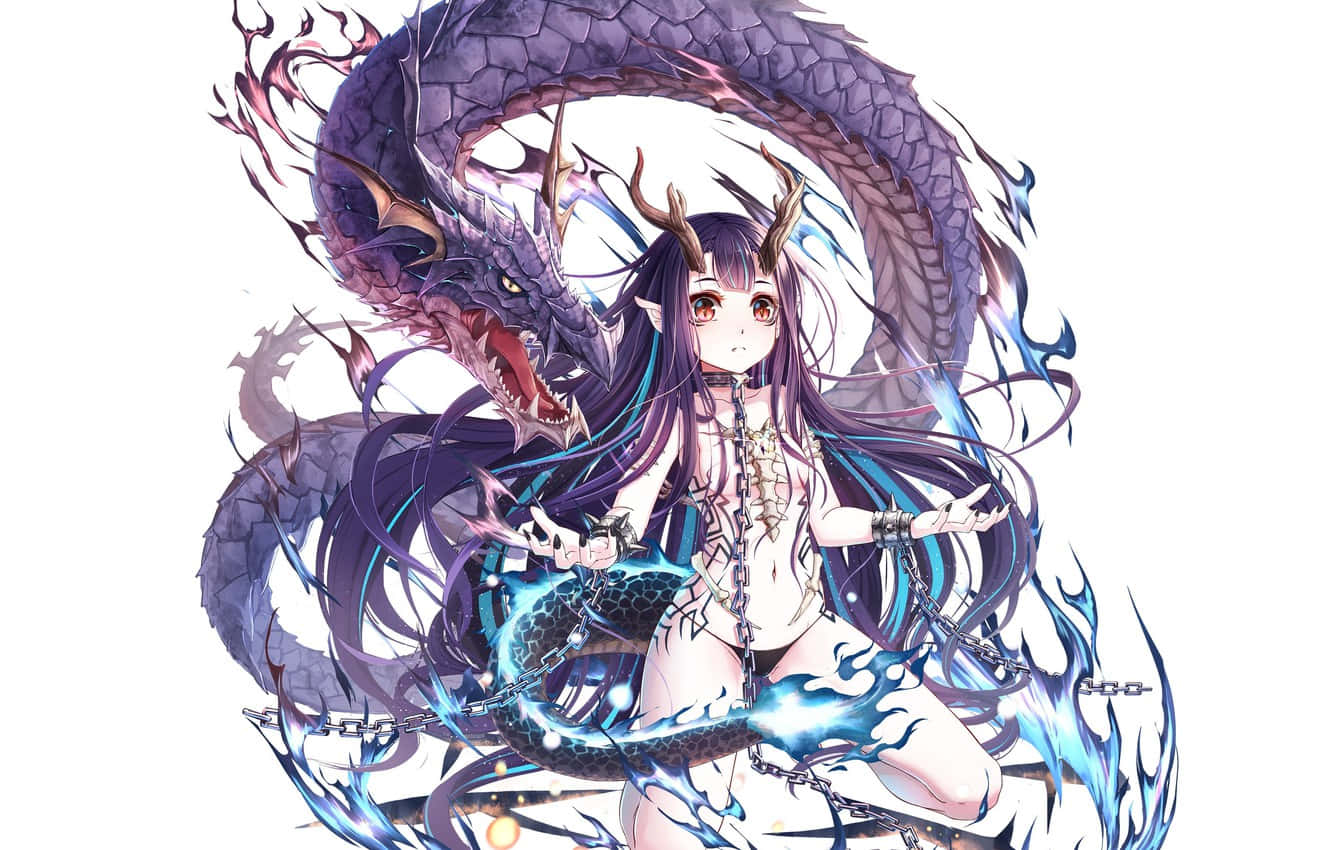 龍 桌布 壁紙 — 一個幻想動漫女孩，頭上有鹿角、身上有鎖鏈，揮舞著發光的藍色龍尾，身後有一條巨大的紫色龍盤繞著。