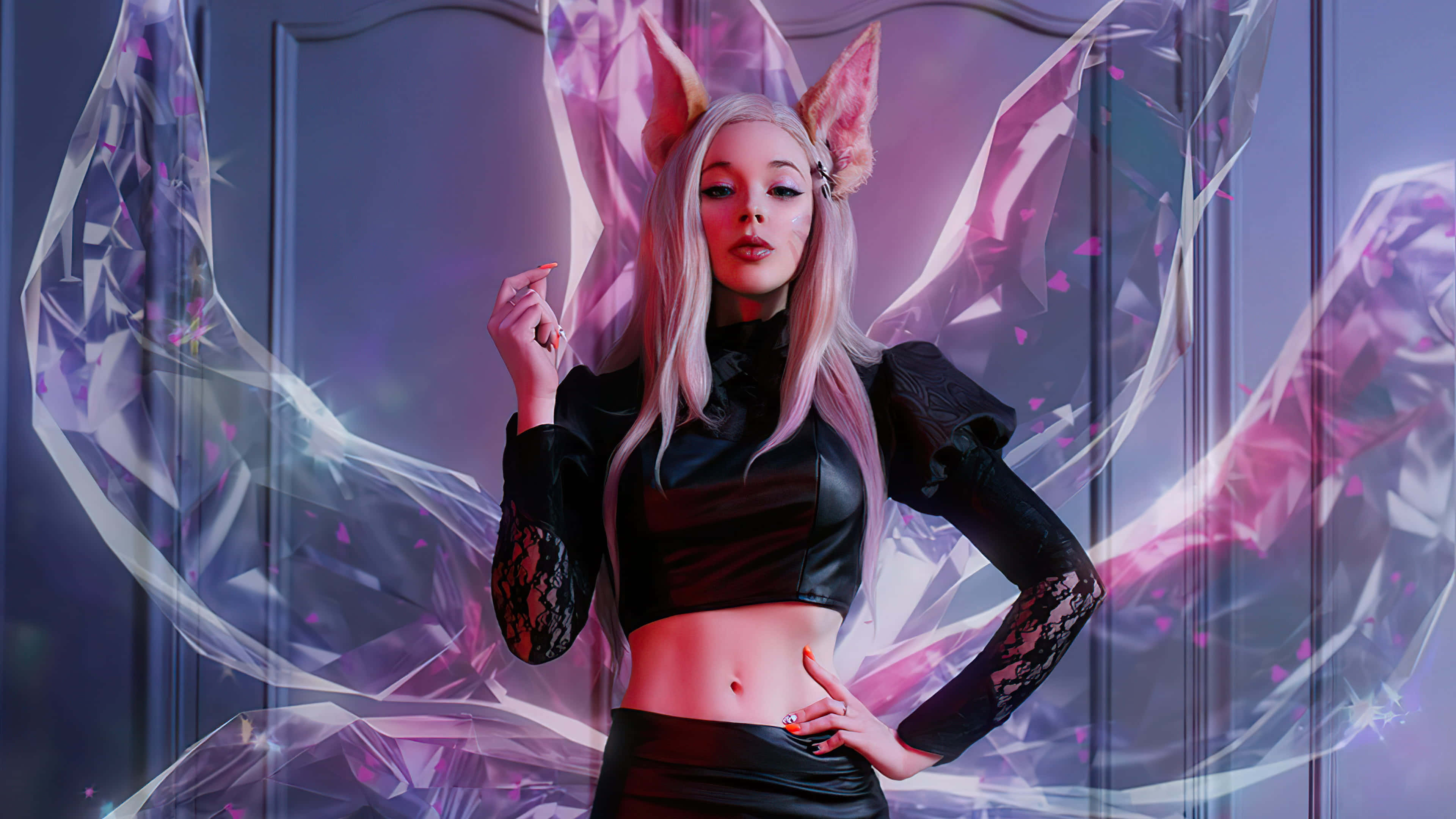 Gaming Cosplay 桌布 壁紙 — 一個幻想貓女郎，粉紅色頭髮和發光翅膀，穿著黑色服裝，在閃爍的水晶背景下自信地擺姿勢。