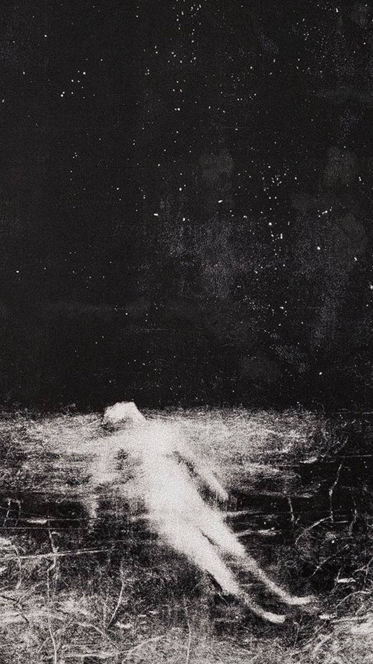 Monochrome 桌布 壁紙 — 一個幽靈般的人形靜止地躺在星空下的田野中，帶有紋理顆粒感的單色調。