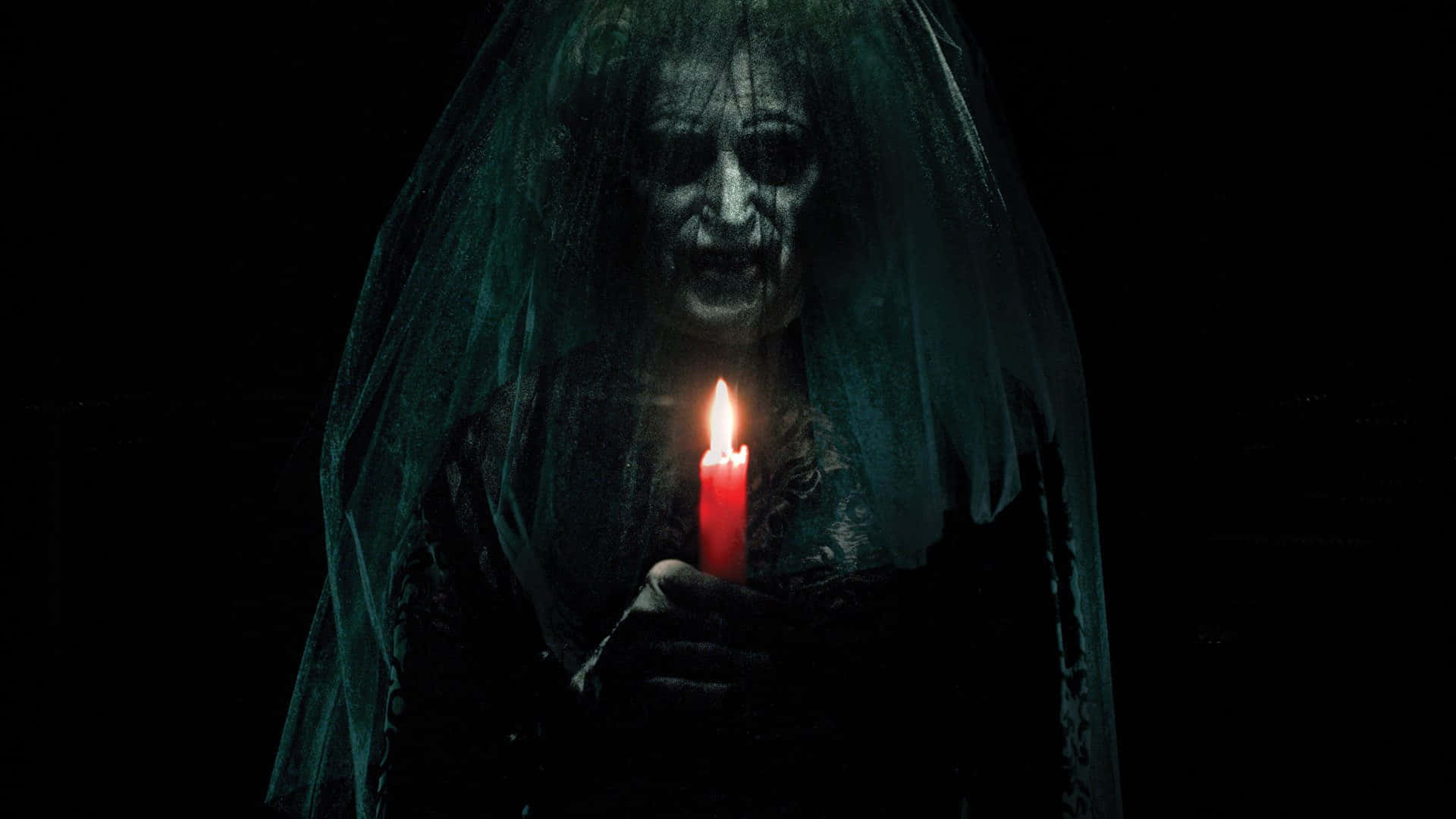 Dark Fear 桌布 壁紙 — 一個幽靈般的身影，披著破爛的面紗，在漆黑的背景下手持一支閃爍的紅色蠟燭。