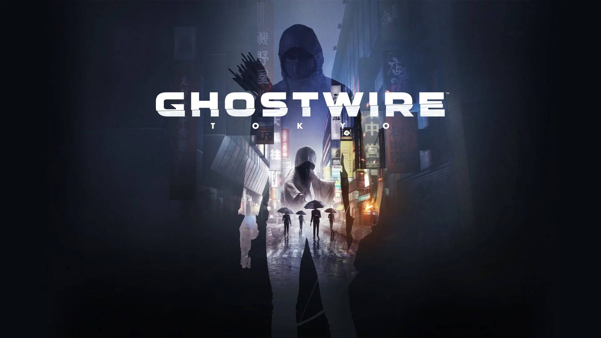 Ghostwire Tokyo 桌布 壁紙 — 一個幽靈般的身影籠罩在雨中的霓虹燈東京街道上，有撐著傘的行人剪影。