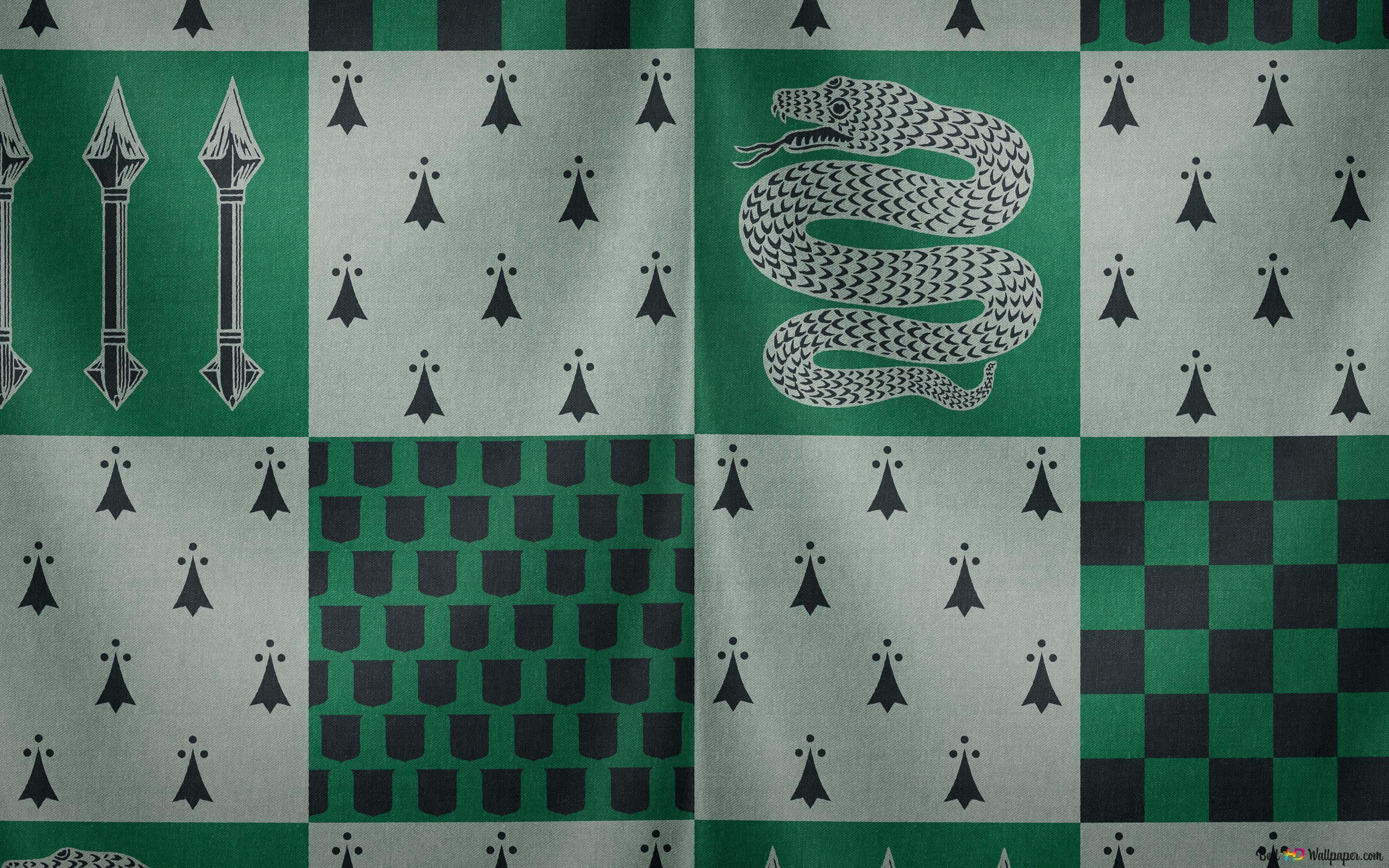 Cute Slytherin 桌布 壁紙 — 一個幾何圖案壁紙，以綠色和黑色方格搭配風格化的蛇和矛，形成重複的網格圖案。