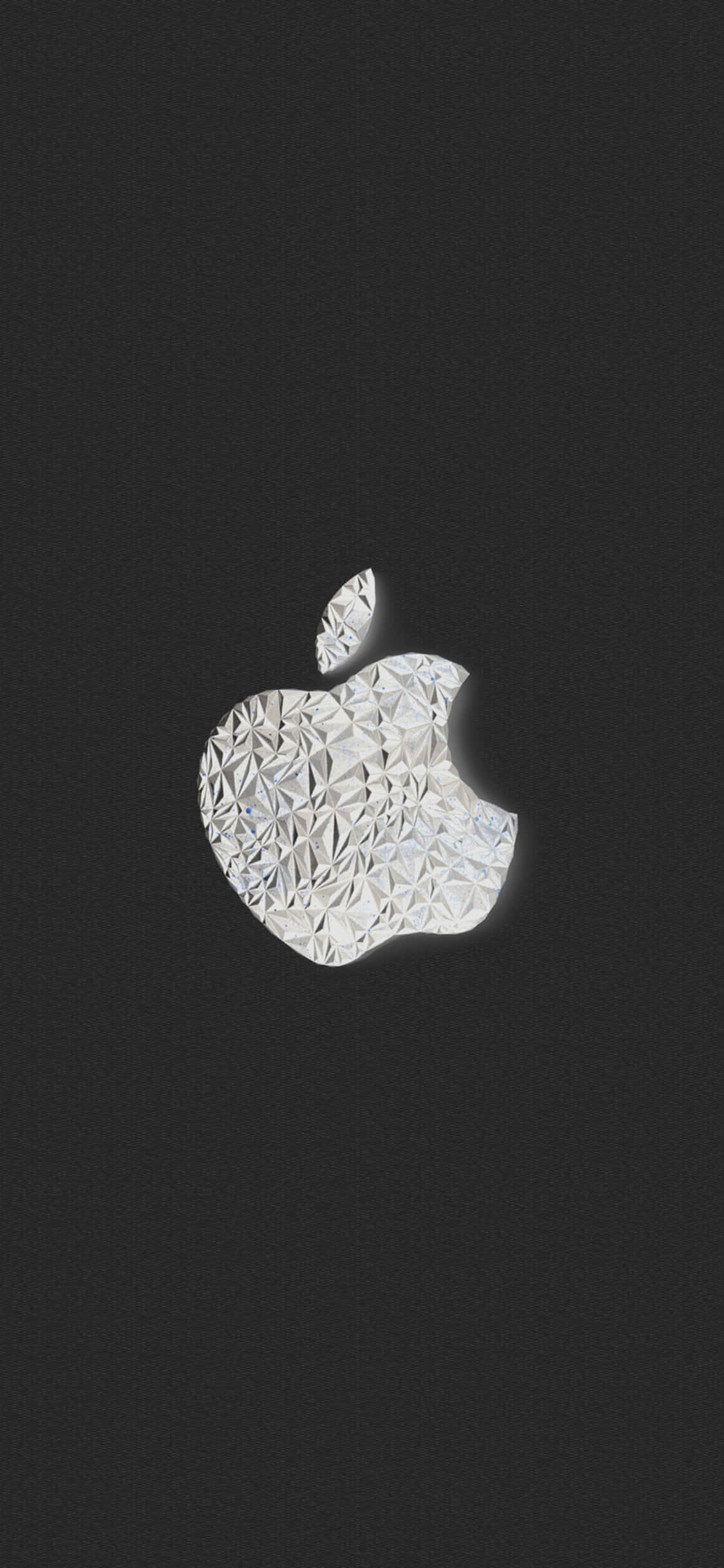iPhone X Apple Logo 桌布 壁紙 — 一個幾何圖案的銀色Apple標誌，居中在帶紋理的黑色背景上。