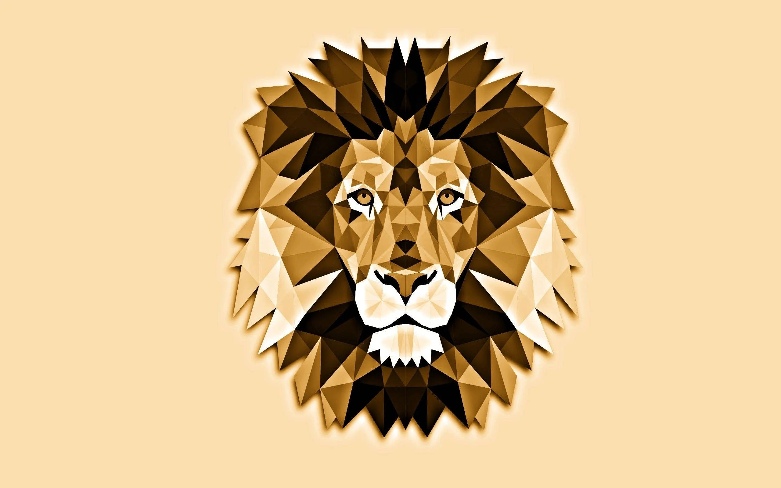 Lion Head 桌布 壁紙 — 一個幾何多邊形獅子頭，帶有金棕色調，置於柔和米色背景上。
