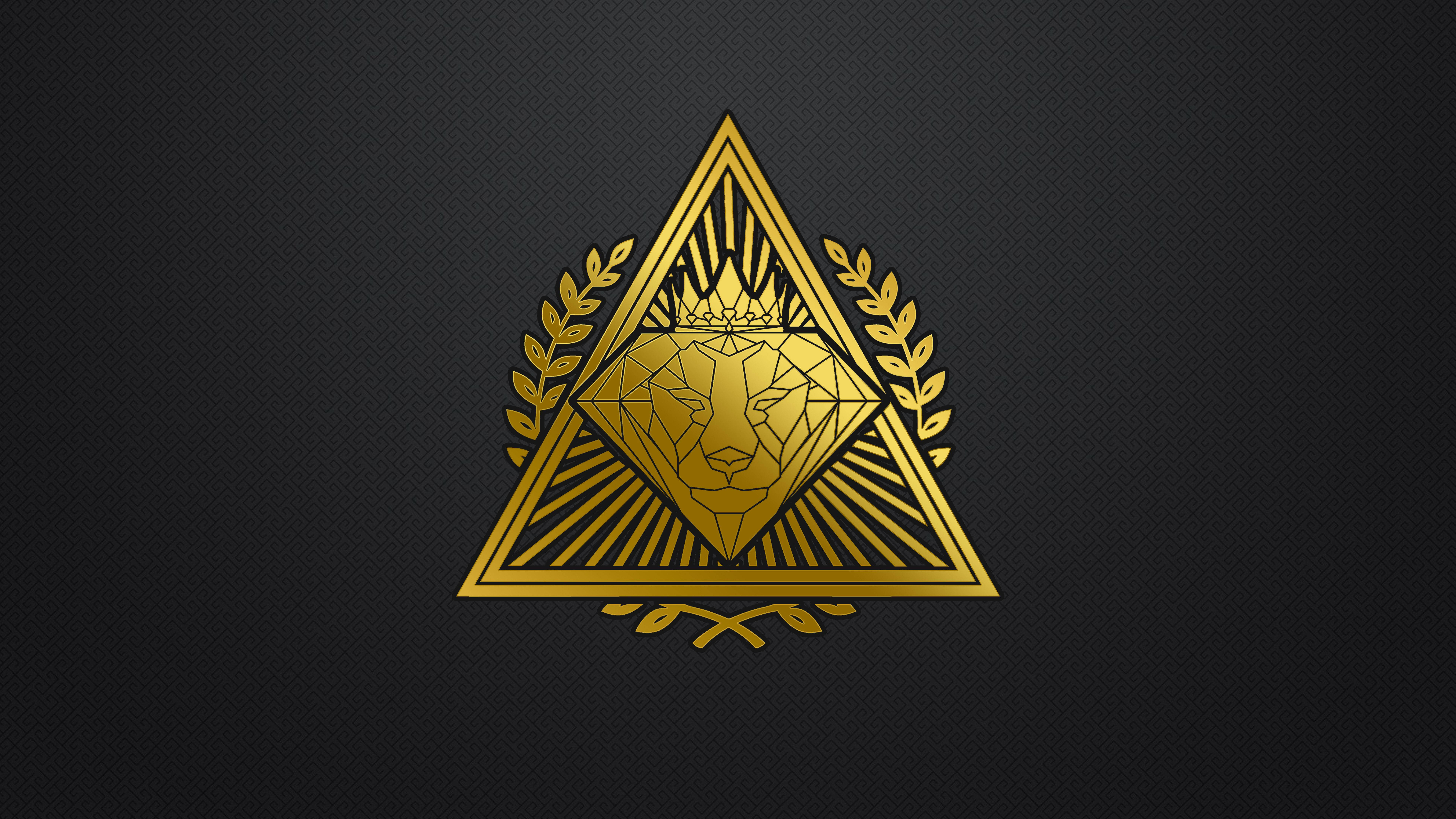 illuminati 桌布 壁紙 — 一個幾何金色獅子頭，戴著皇冠並由月桂花環框住，位於三角形內，背景為深色紋理。
