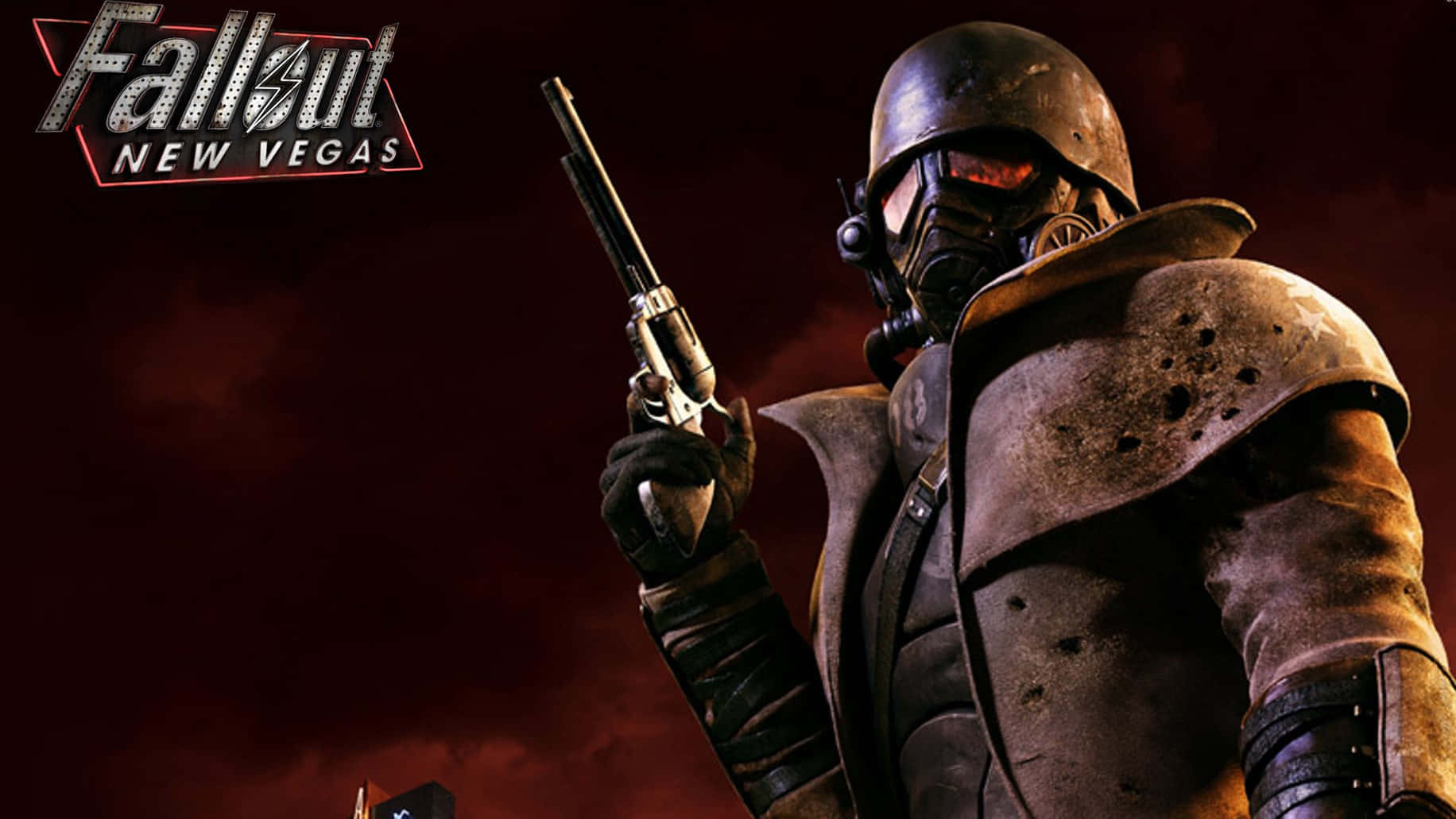 Fallout Nv 桌布 壁紙 — 一個廢土倖存者穿著破舊的動力裝甲，在《異塵餘生：新維加斯》標誌下，手持左輪手槍，背景是火紅的天空。