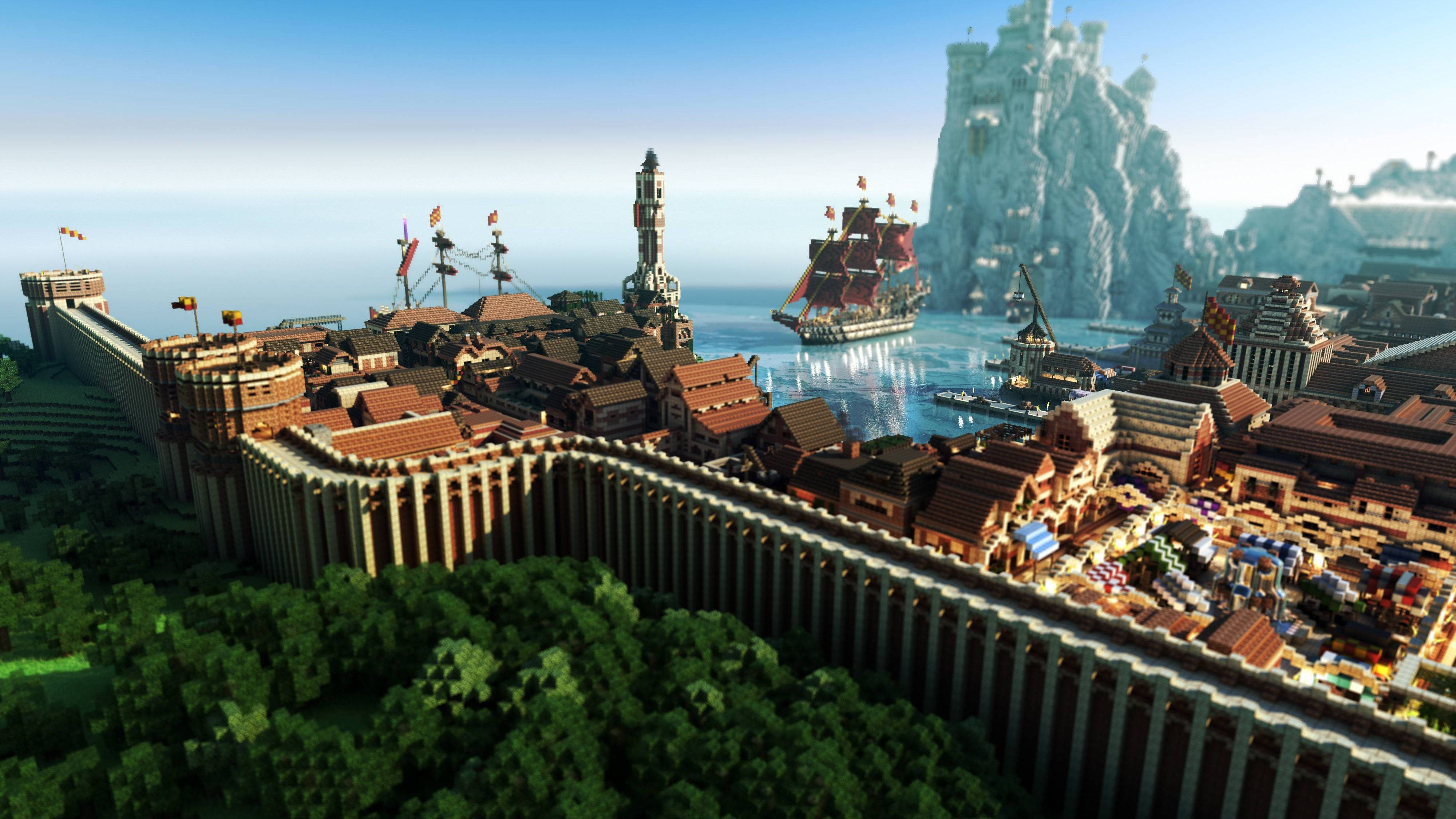 4K Minecraft 壁紙 桌布 壁紙 — 一個廣闊的Minecraft風格沿海城市，擁有紅頂建築，一艘高桅帆船在懸崖上的城堡附近航行。