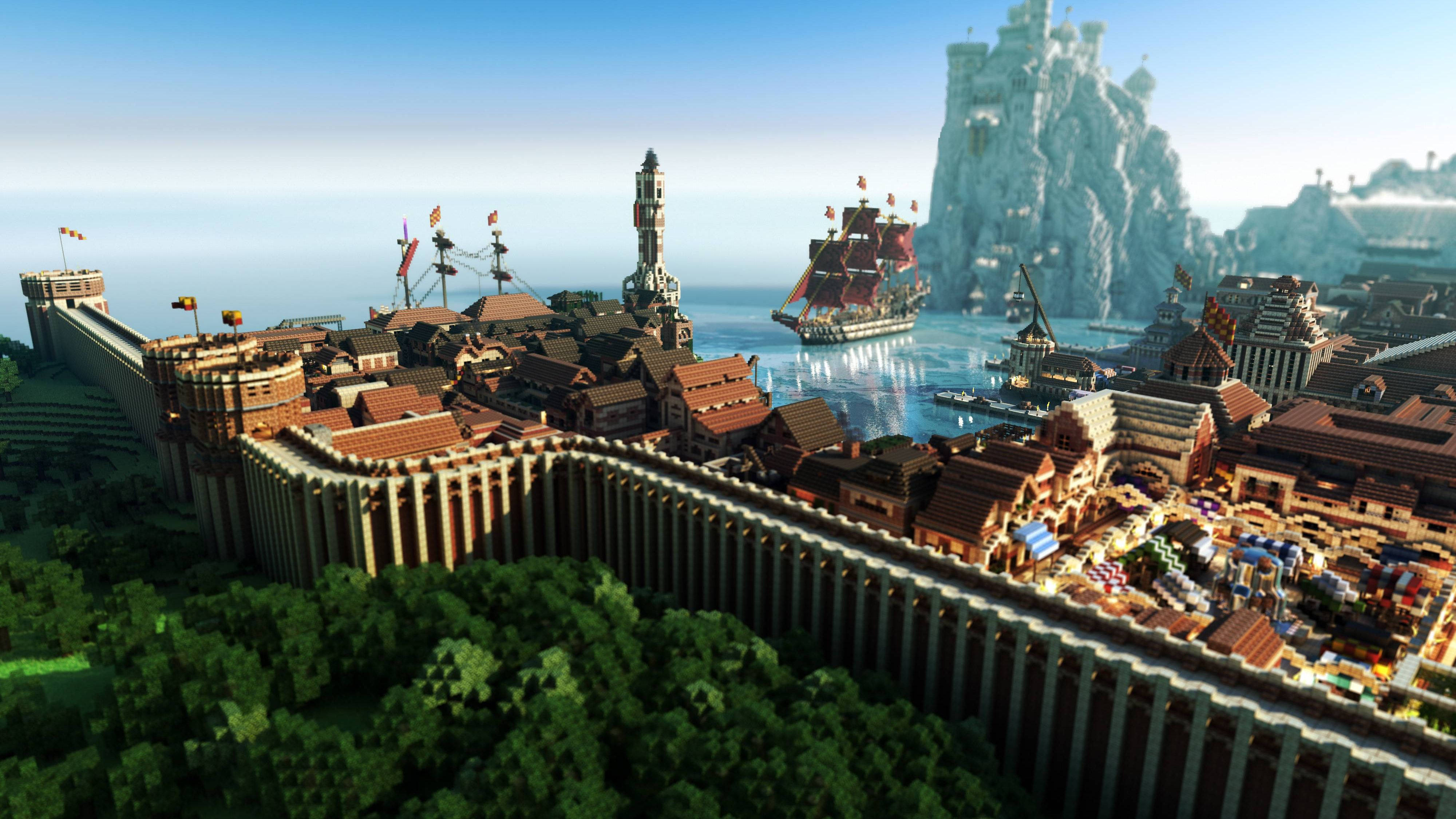 城堡動畫 桌布 壁紙 — 一個廣闊的Minecraft風格沿海城市，擁有紅頂建築，一艘高桅帆船在懸崖上的城堡附近航行。