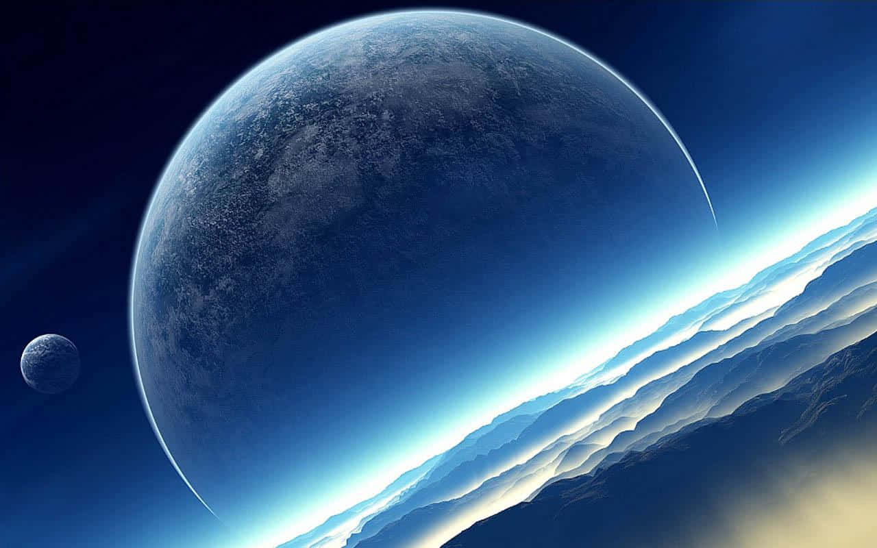 外太空 桌布 壁紙 — 一個廣闊的藍色行星，帶有旋轉的雲層和發光的地平線，主宰著宇宙場景，伴隨著黑暗虛空中的一個較小的月亮。